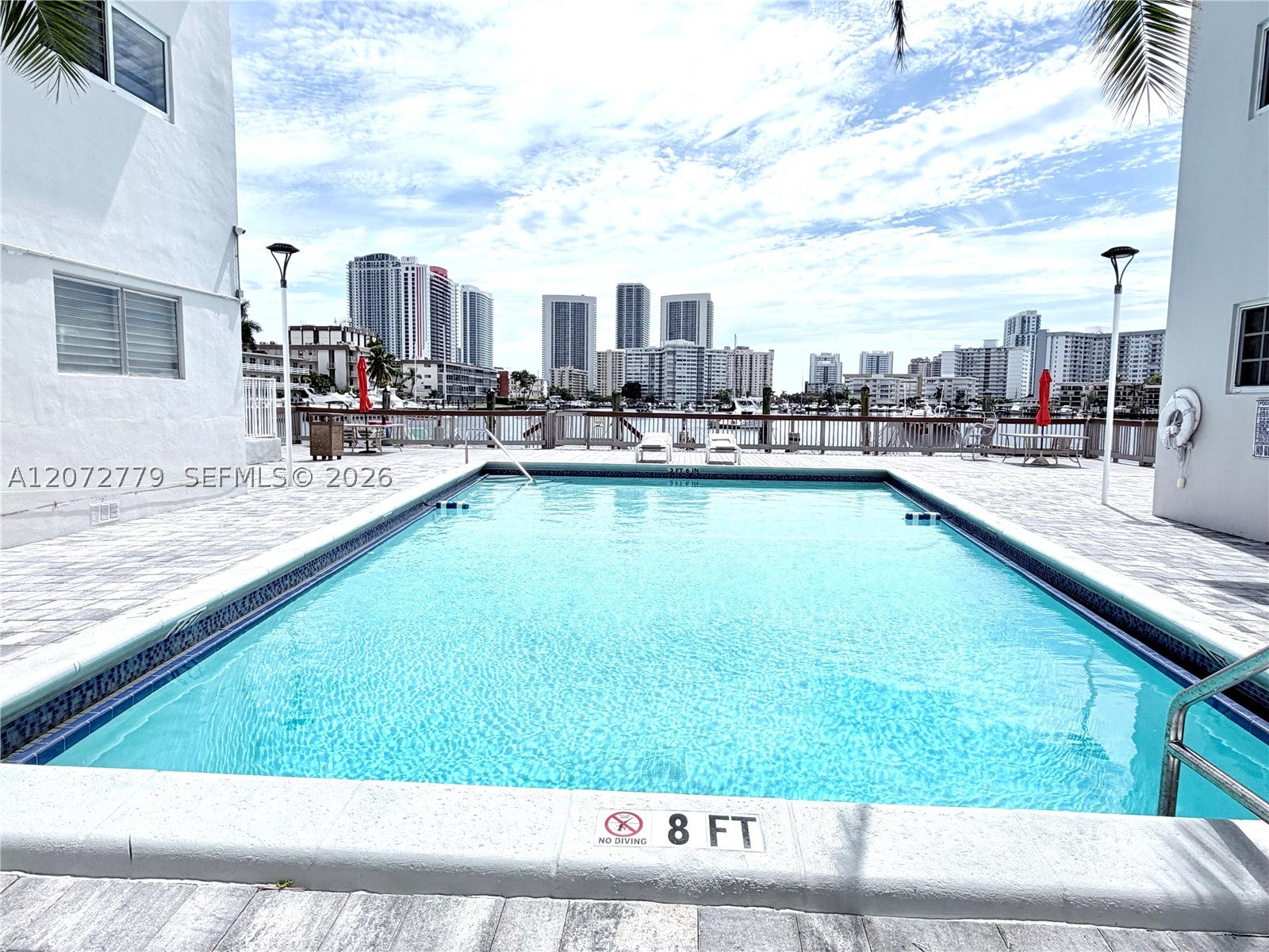 462 Golden Isles Dr 305