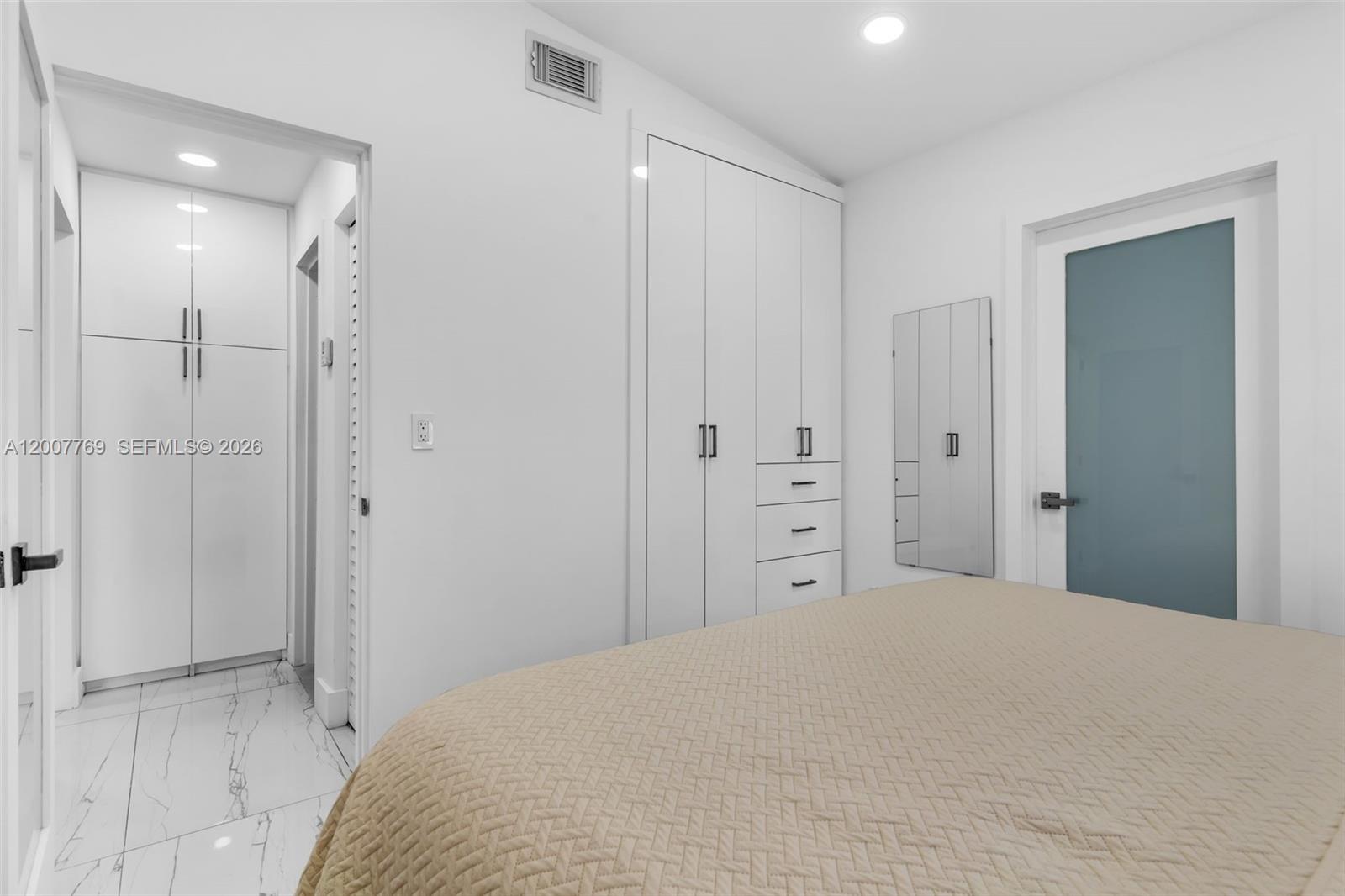 WESTWOOD LAKE - Residential