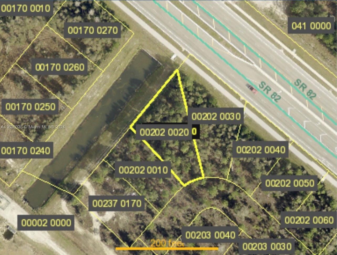Residential lot of 0.36 acres for sale in Fort Myers, Florida! Build the home of your dreams in a quiet and rapidly growing area. Contact us for more details!