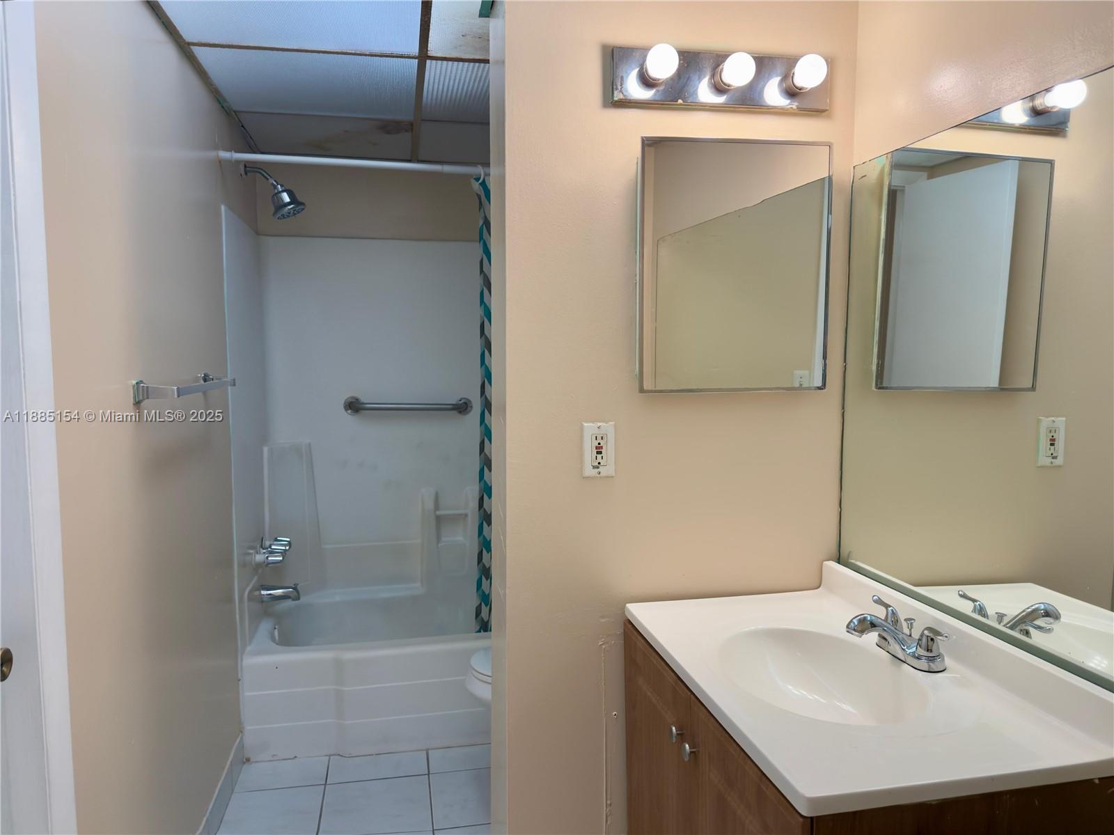 BROOKFIELD SQUARE CONDO - Residential Lease