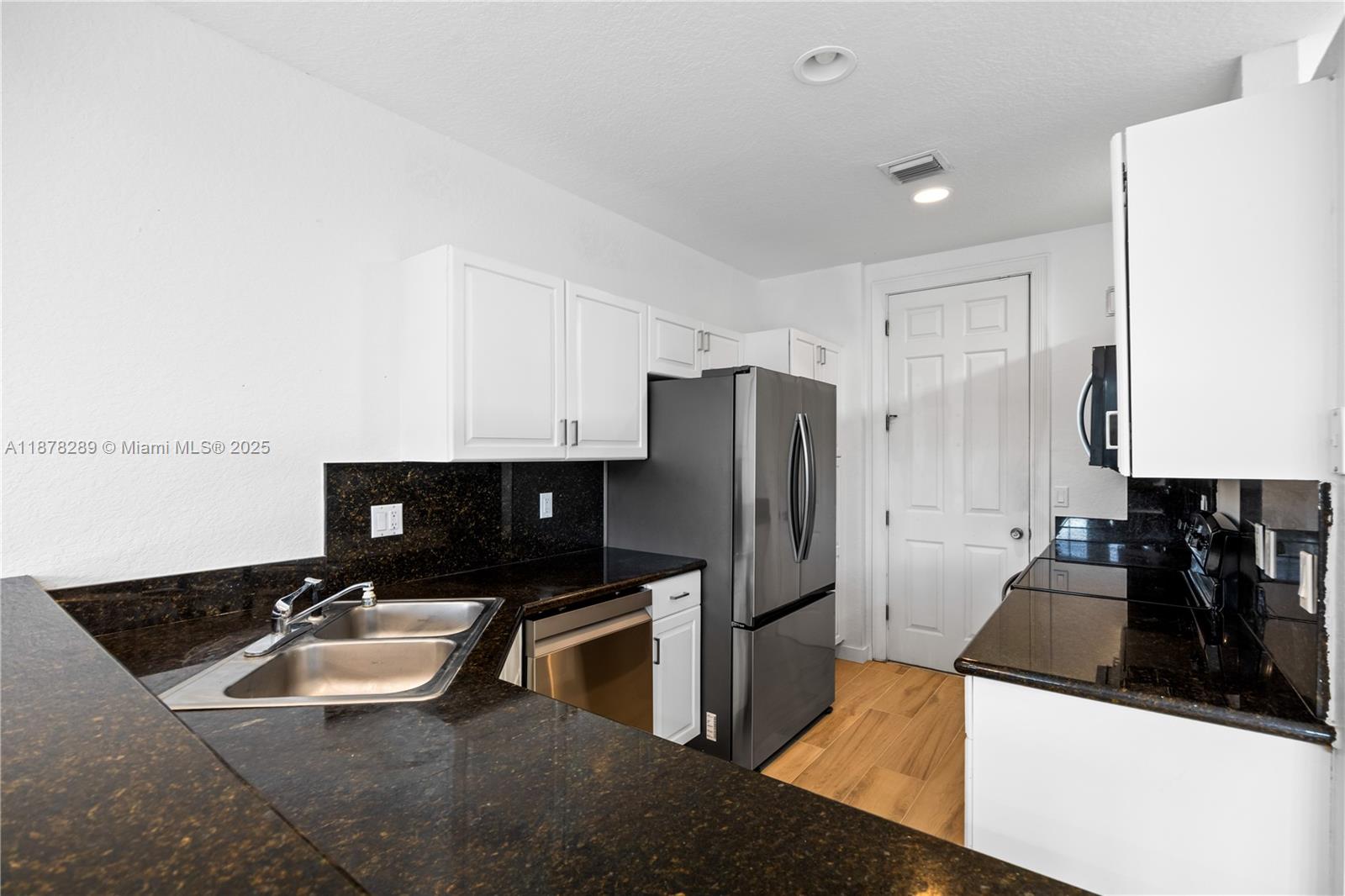 WESTCHESTER POINT TOWNHOM - Residential Lease