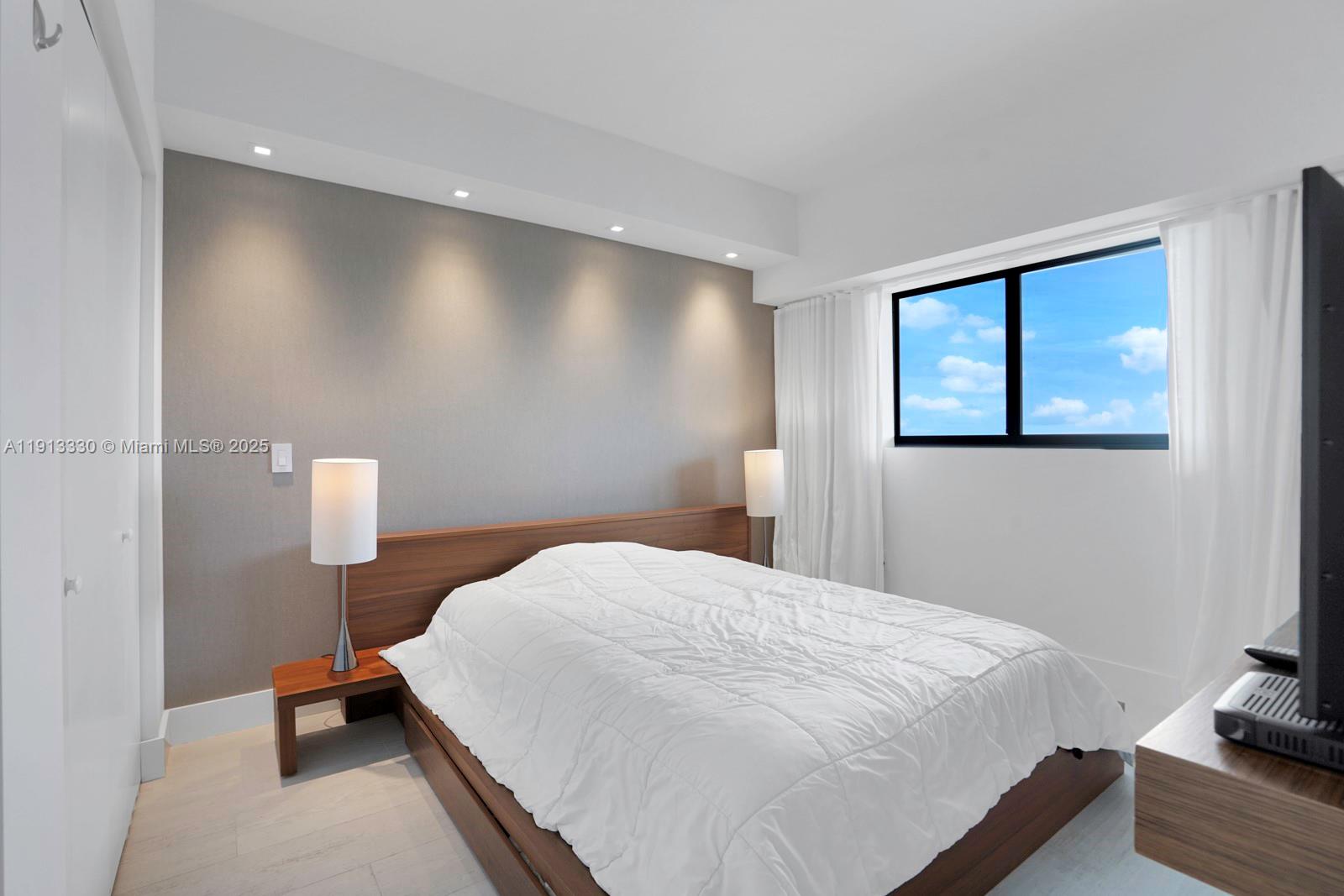 ICON BAY CONDO - Residential Lease