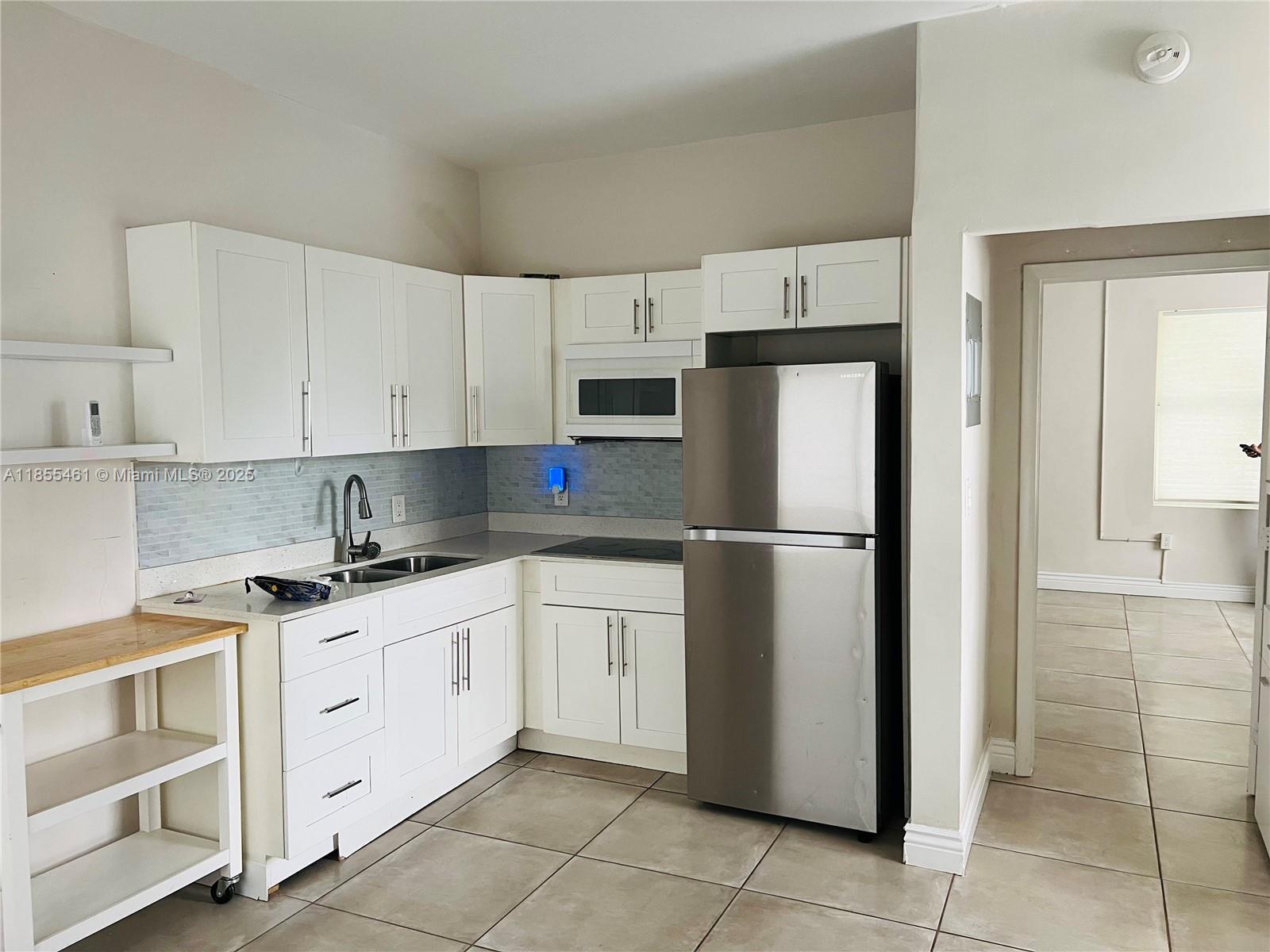 Relax in Style!, Cozy 1 Bedroom, 1 Bathroom Retreat
- Fully equipped kitchen
- Quiet second-floor location
- Prime spot on Biscayne Blvd's east side
- Close to:
- Young Circle
- Publix
- Restaurants
- Nightlife
- Beach (just 5 minutes away!)
- Ample parking in front of the golf course
- Convenient laundry facilities