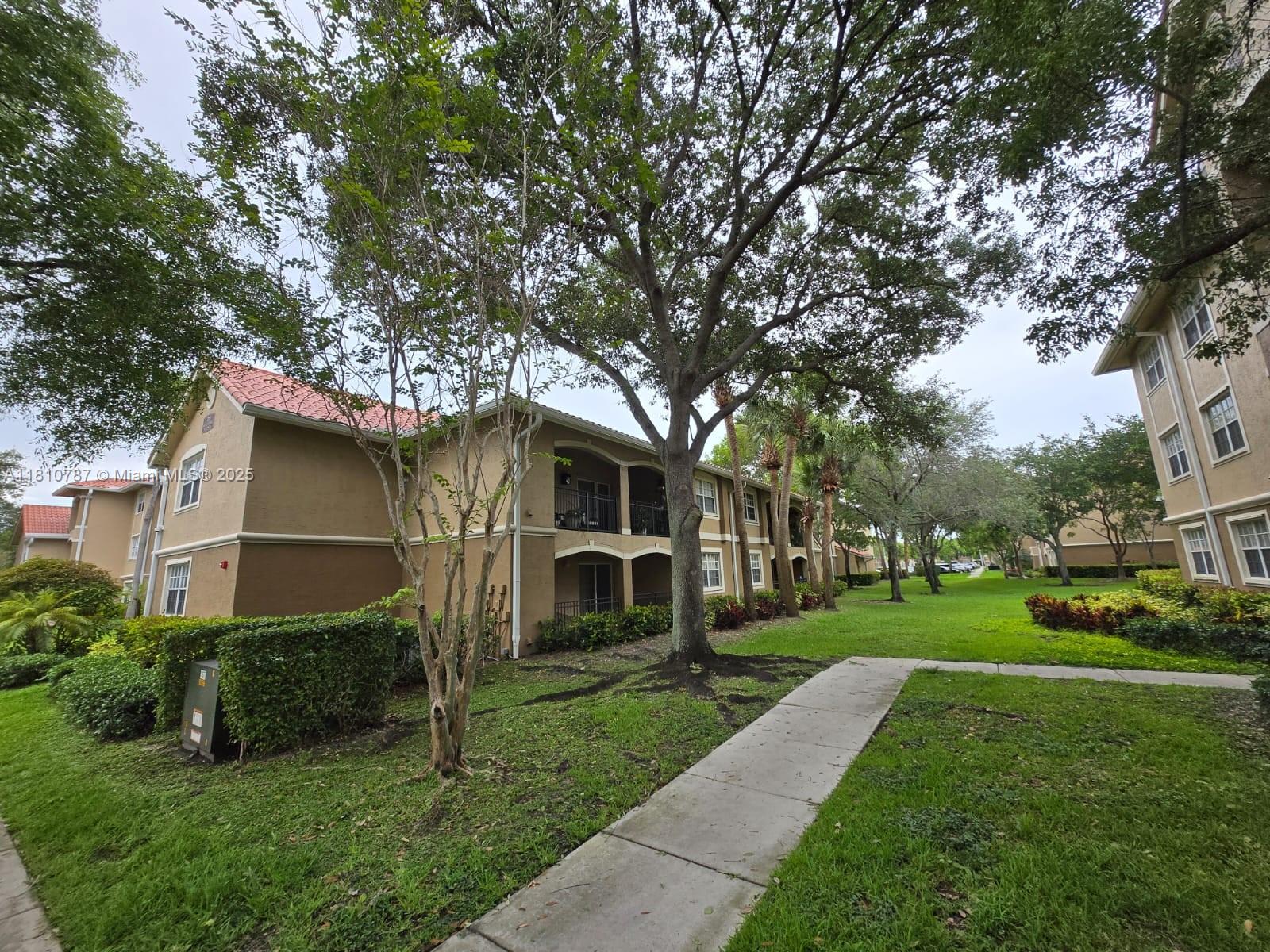 215 Sw 117th Ter 14207, Pembroke Pines, Miami-Dade County, Florida - 3 Bedrooms  
2 Bathrooms - 