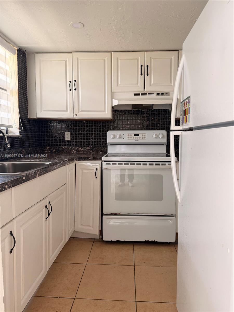 TROPICAL TERRACE CONDO - Residential Lease