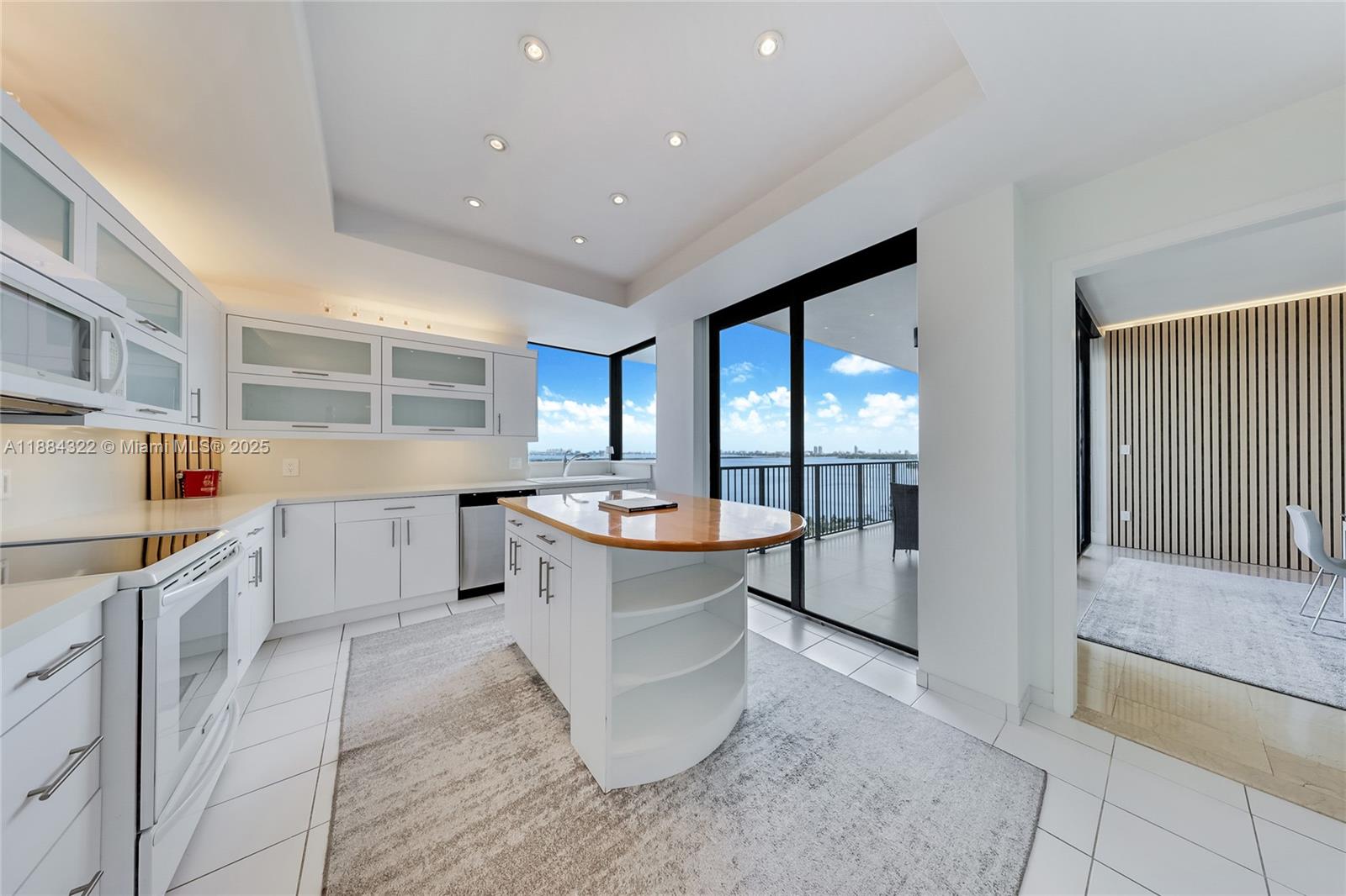 ONE THOUSAND VENETIAN WAY - Residential