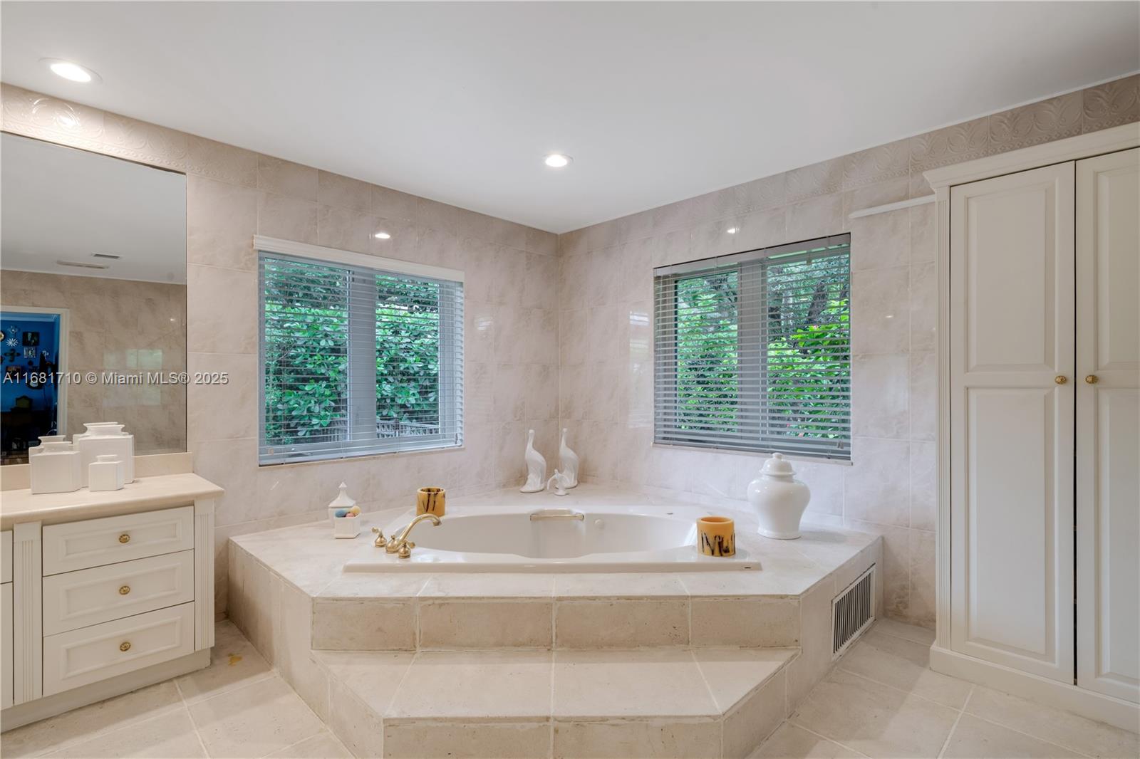 CORAL GABLES BISC BAY SEC - Residential