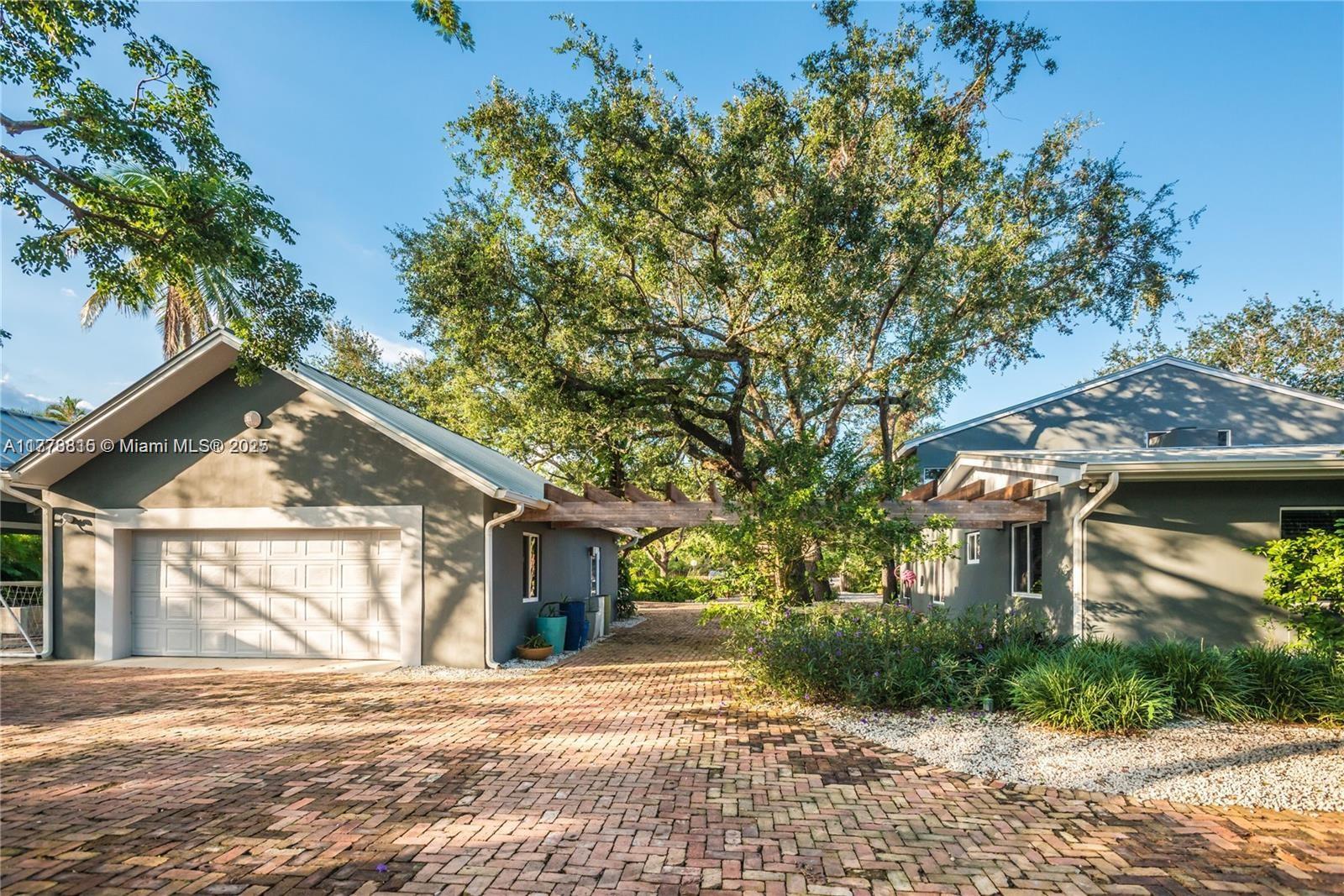 9737 Sw 98th St, Miami, Broward County, Florida - 4 Bedrooms  
5 Bathrooms - 