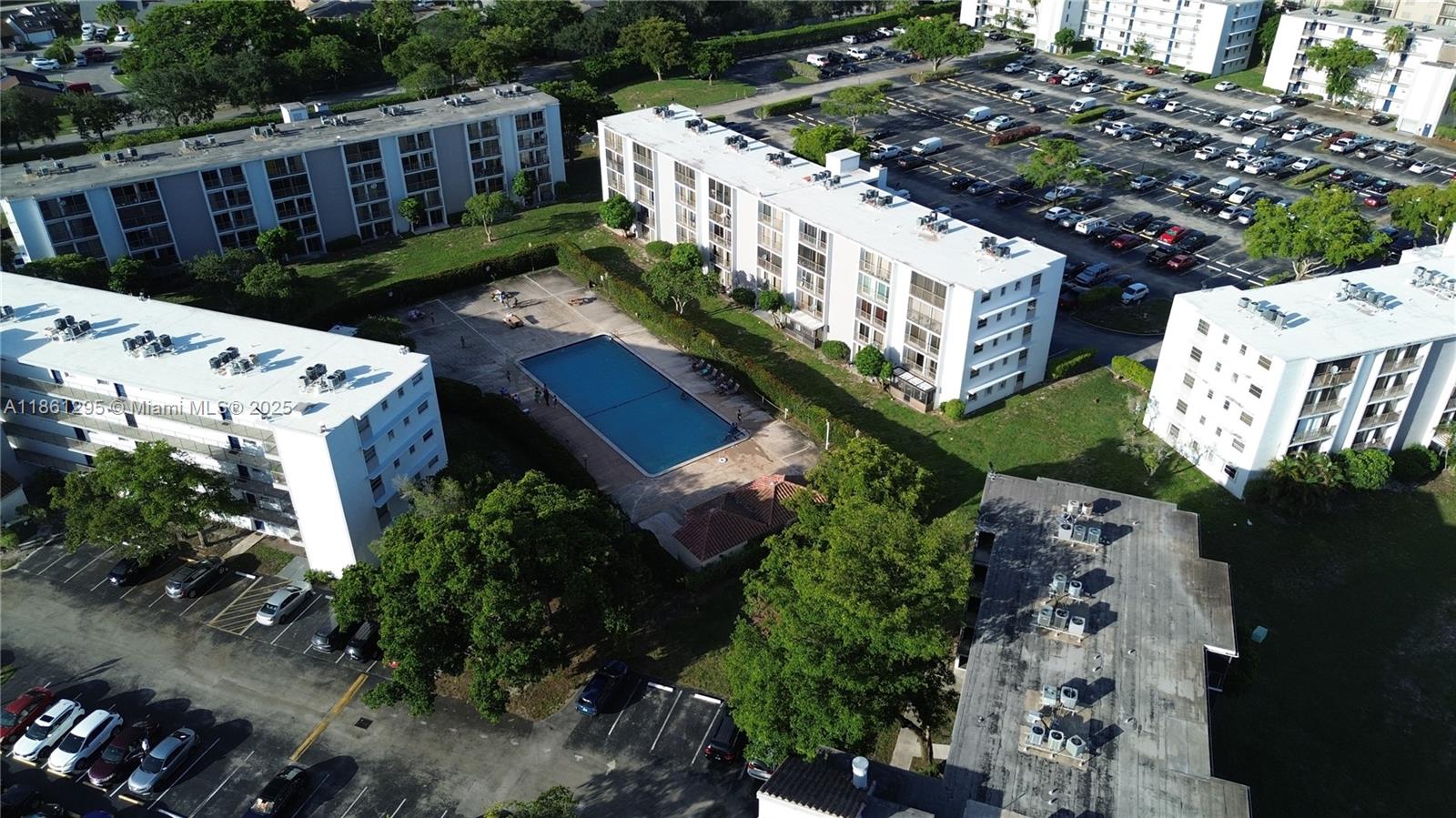 LAKESHORE AT UNIVERSITY P - Residential