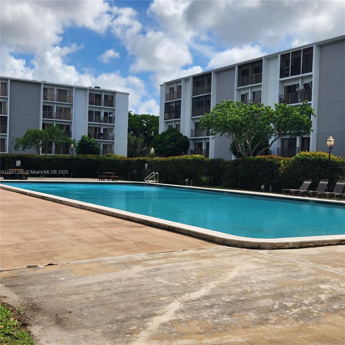 LAKESHORE AT UNIVERSITY P - Residential