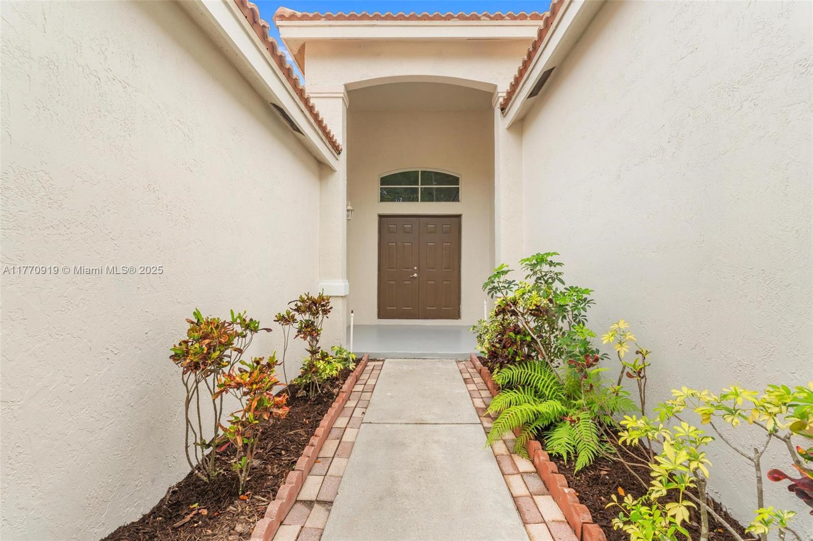 1332 Chenille Cir