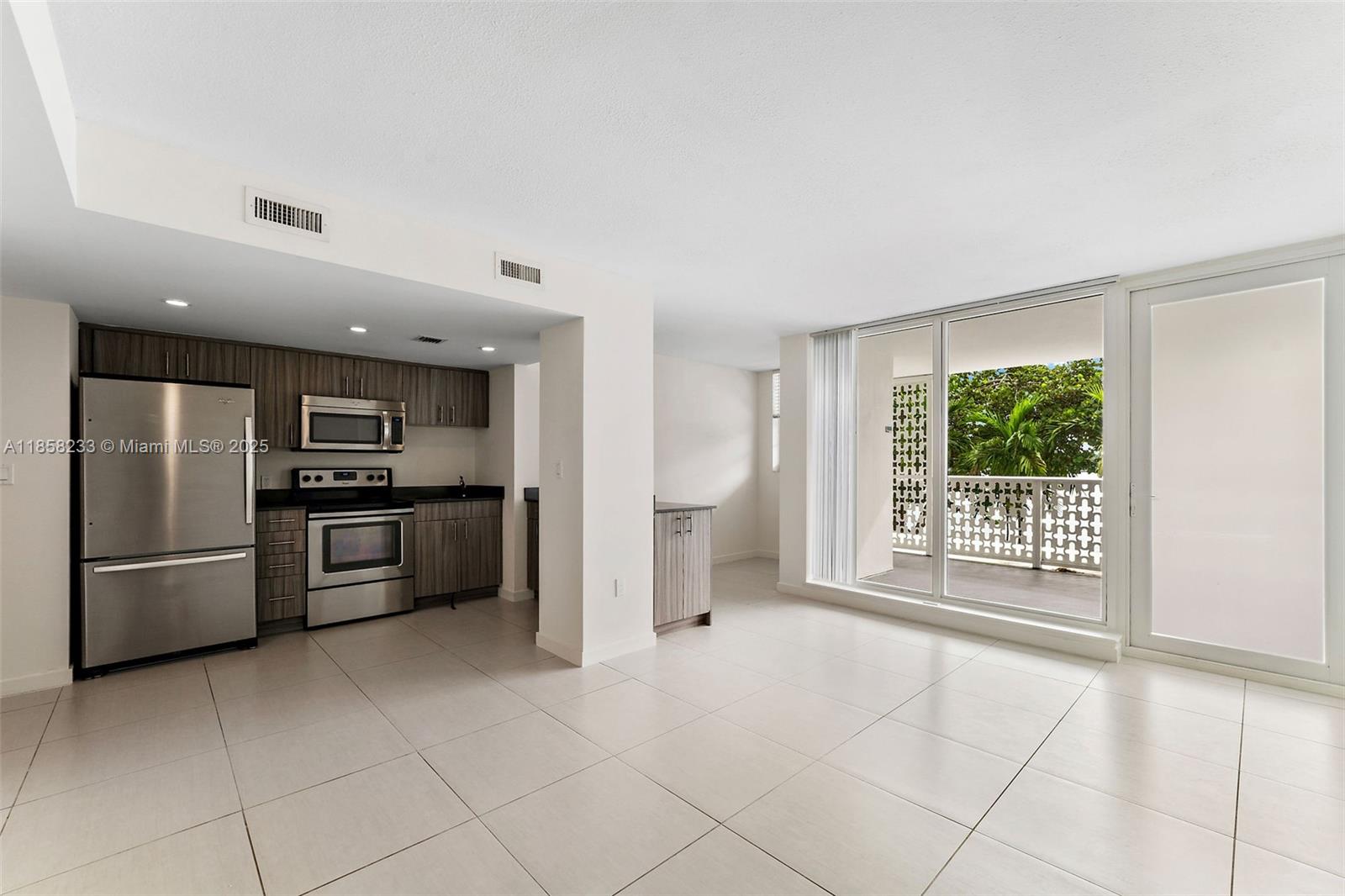 910 West Ave 0223