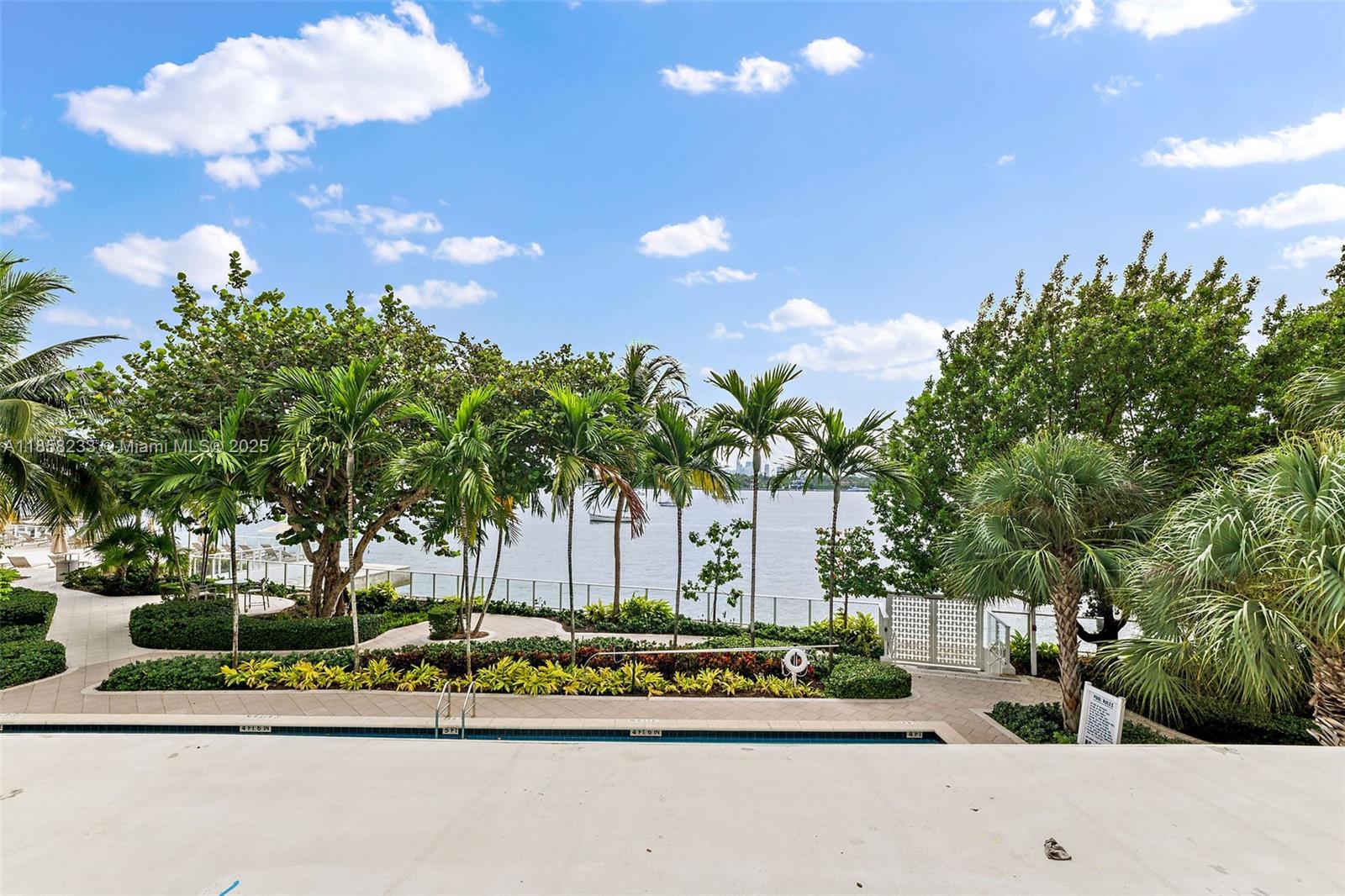 910 West Ave 0223