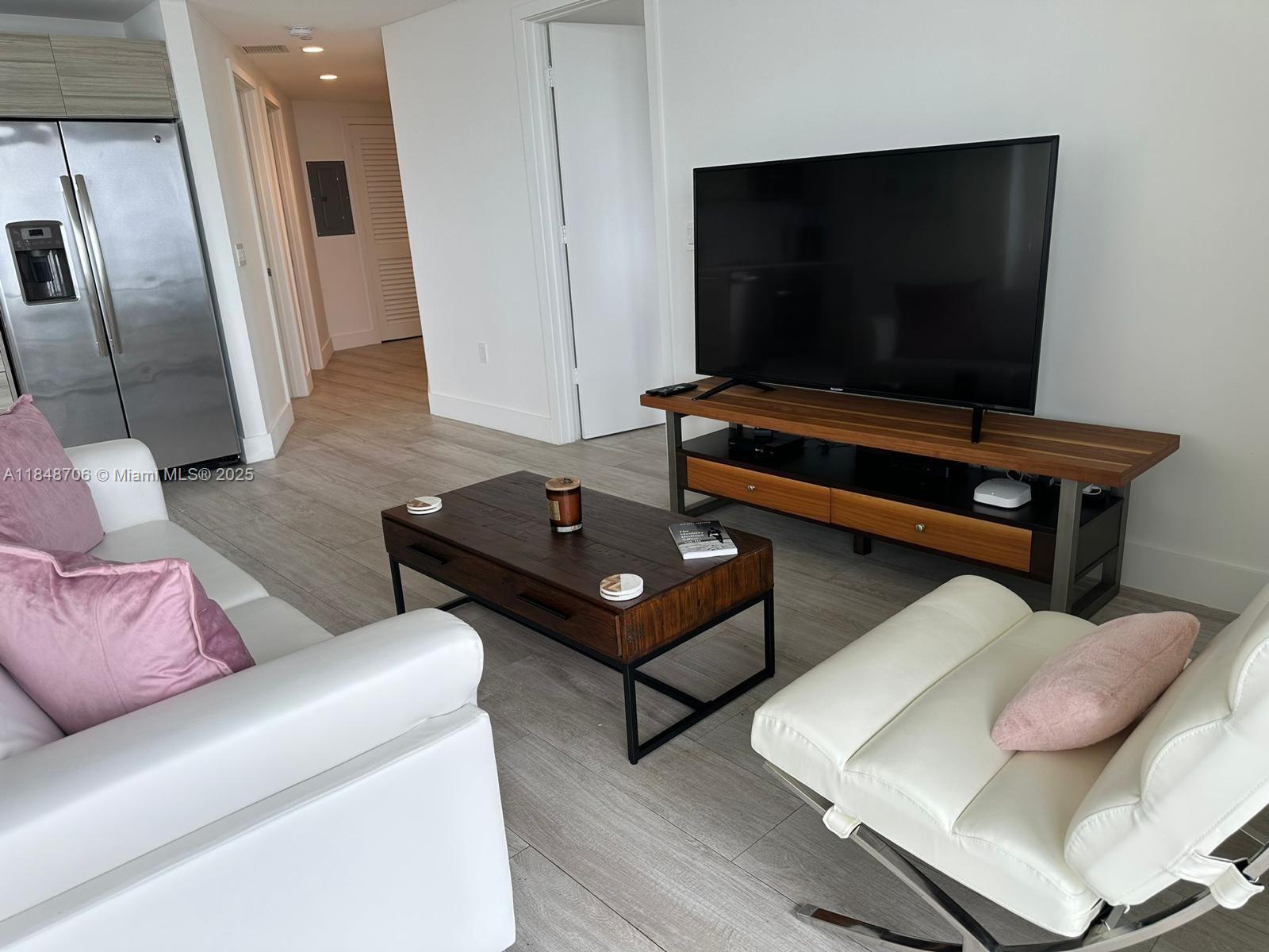 Beautiful 2 bedroom 2 bath unit which decorated with brand new furniture, mattresses, kitchenware, linens and so
many more. Unit is ready to move in just bring your toothbrush. Hyde building has lots of amenities which is
combined with the hotel service like towel services, food, drinks etc. It is also located on a very convenient street
where there are lots of restaurants, shopping stores, Target, Trader Joes for food shopping and many more.