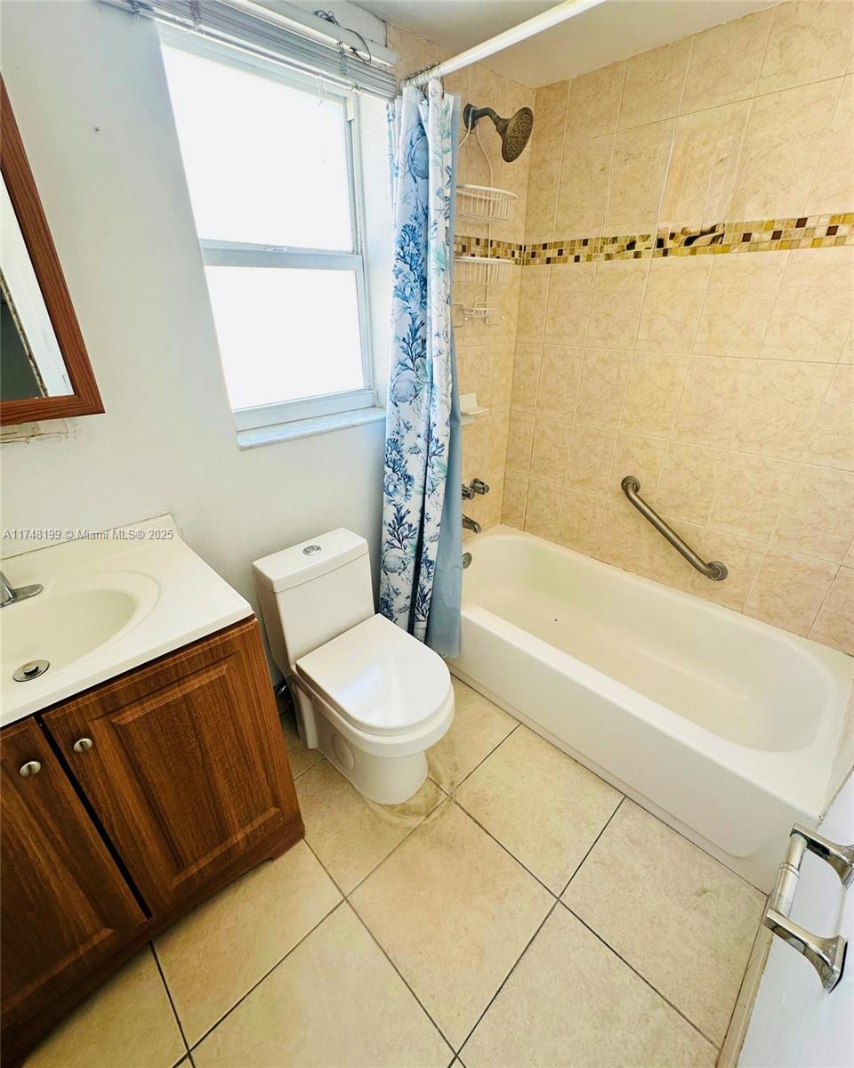 PORT ROYALE CONDO - Residential
