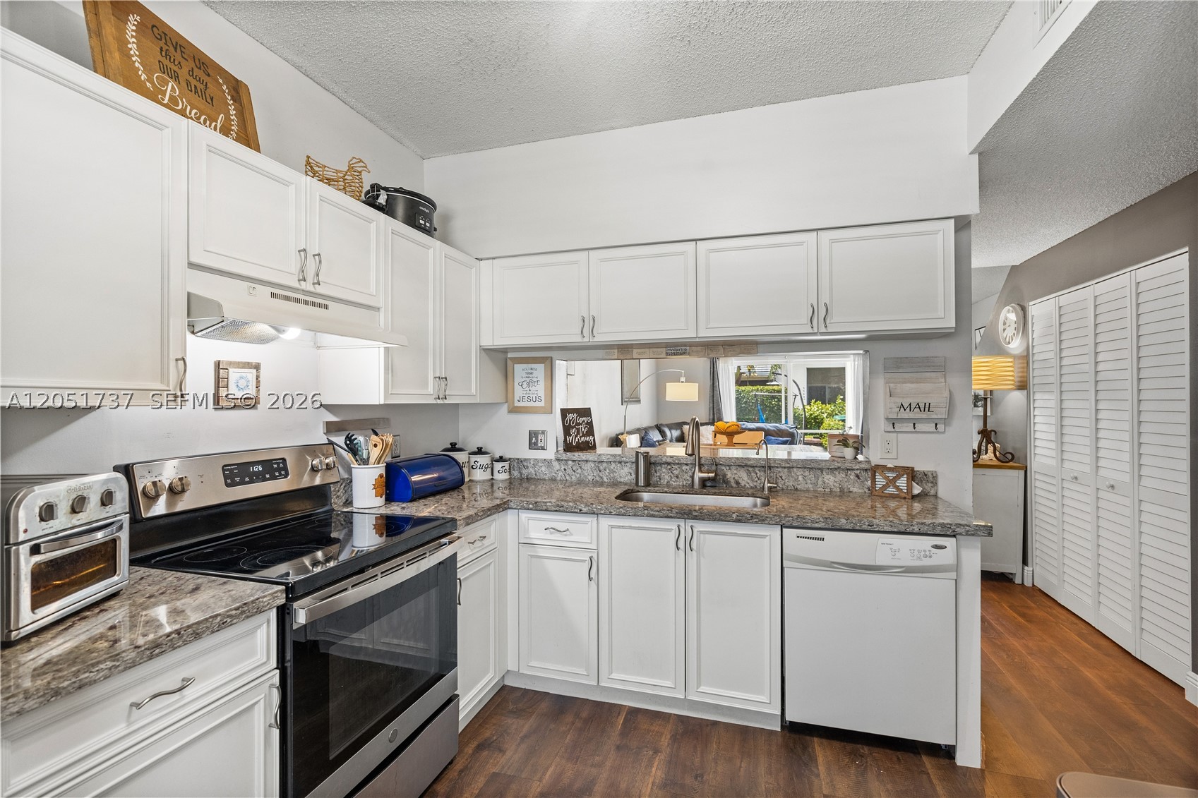 9928 NW 57th Manor