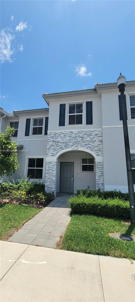 Rental Property at 1737 Se 26th Ter 1737, Homestead, Miami-Dade County, Florida - Bedrooms: 3 
Bathrooms: 3  - $2,400 MO.