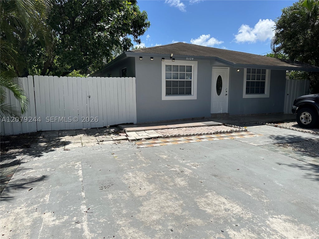 Photo of 6104 Pierce St, Hollywood, FL 33024 (MLS # A12079244)