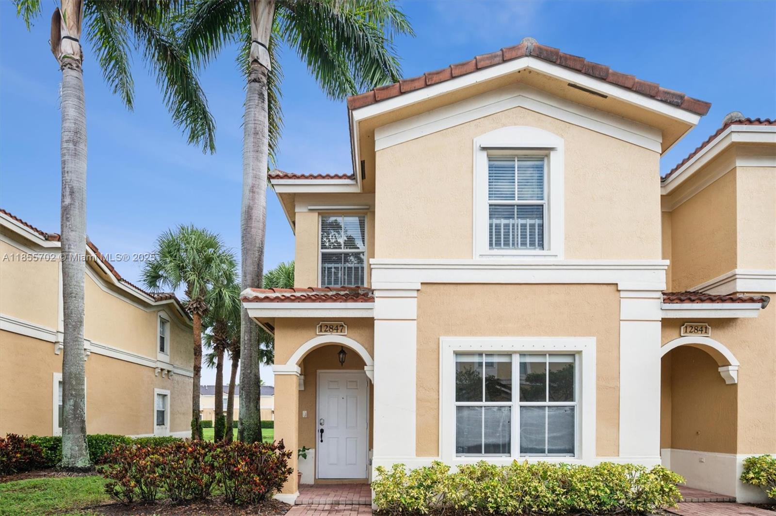 Welcome to this beautifully updated corner townhome with serene lake views: light-filled with 3 spacious bedroom and 2.5-bathrooms in a desirable gated community. Featuring brand-new wood-style flooring, updated bathrooms, and a modern kitchen with new stainless steel appliances. Move-in ready!
The thoughtful layout includes separate living and family rooms, a private master suite with a walk-in closet, en-suite bath, and a private balcony to enjoy the views. Additional features include a new full-size washer & dryer, assigned parking, and abundant natural light.
Community amenities include a clubhouse, sparkling pool, fitness center, playground, and secure gated entry. HOA fees cover Wi-Fi, cable, and roof maintenance. Pet-friendly and investor-friendly; rentals allowed immediately!