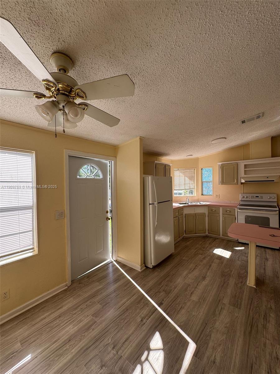 GATEWAY ESTATES PARK COND - Residential Lease