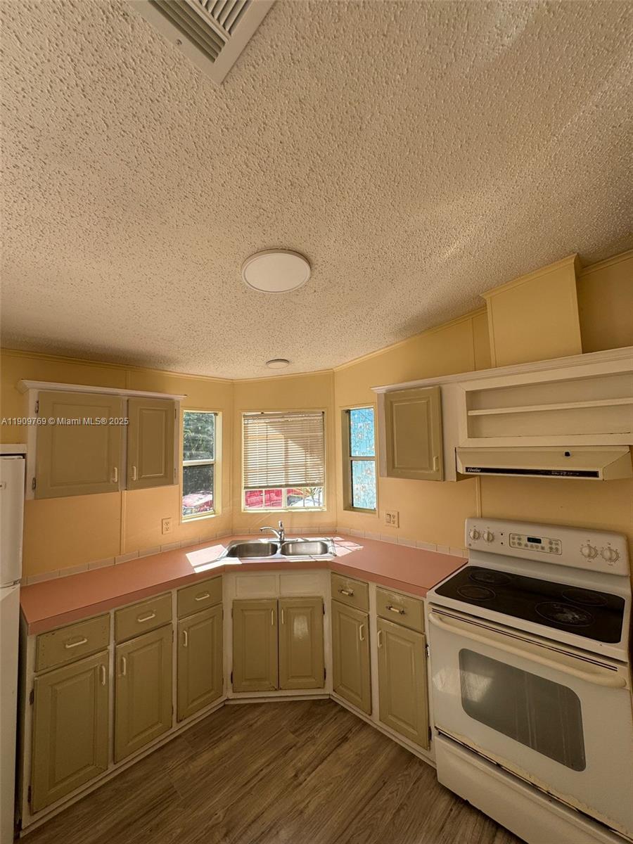 GATEWAY ESTATES PARK COND - Residential Lease