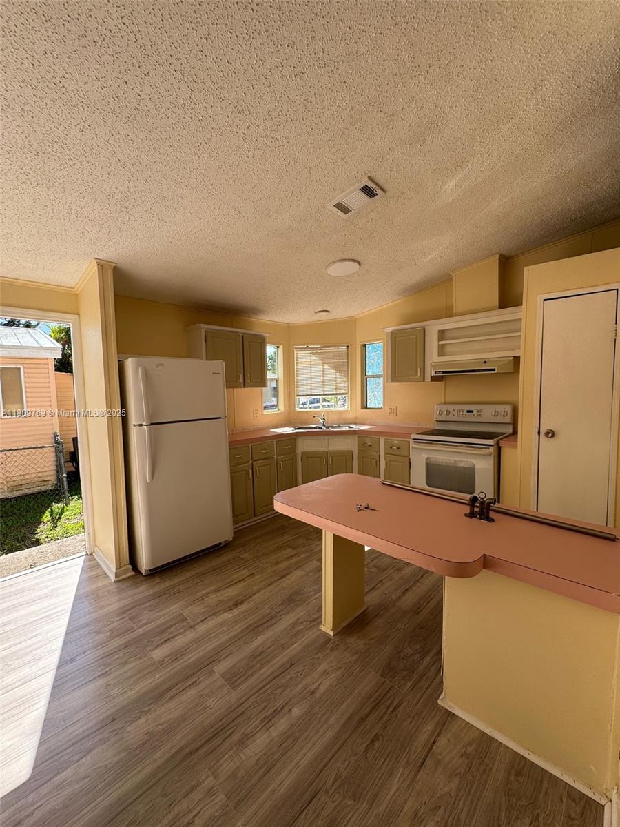 GATEWAY ESTATES PARK COND - Residential Lease