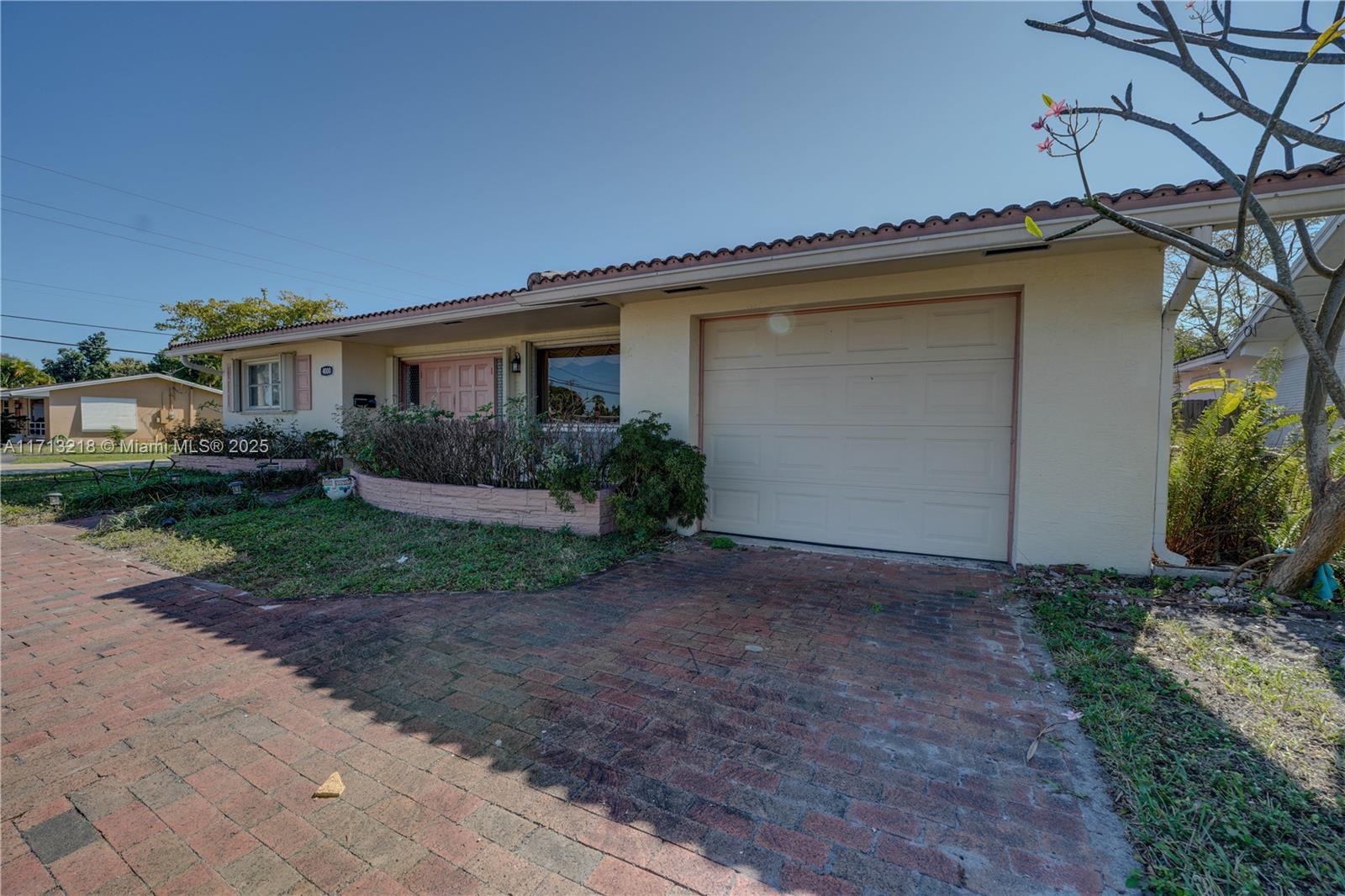 4000 W Park Rd, Hollywood, Broward County, Florida - 3 Bedrooms  
2 Bathrooms - 