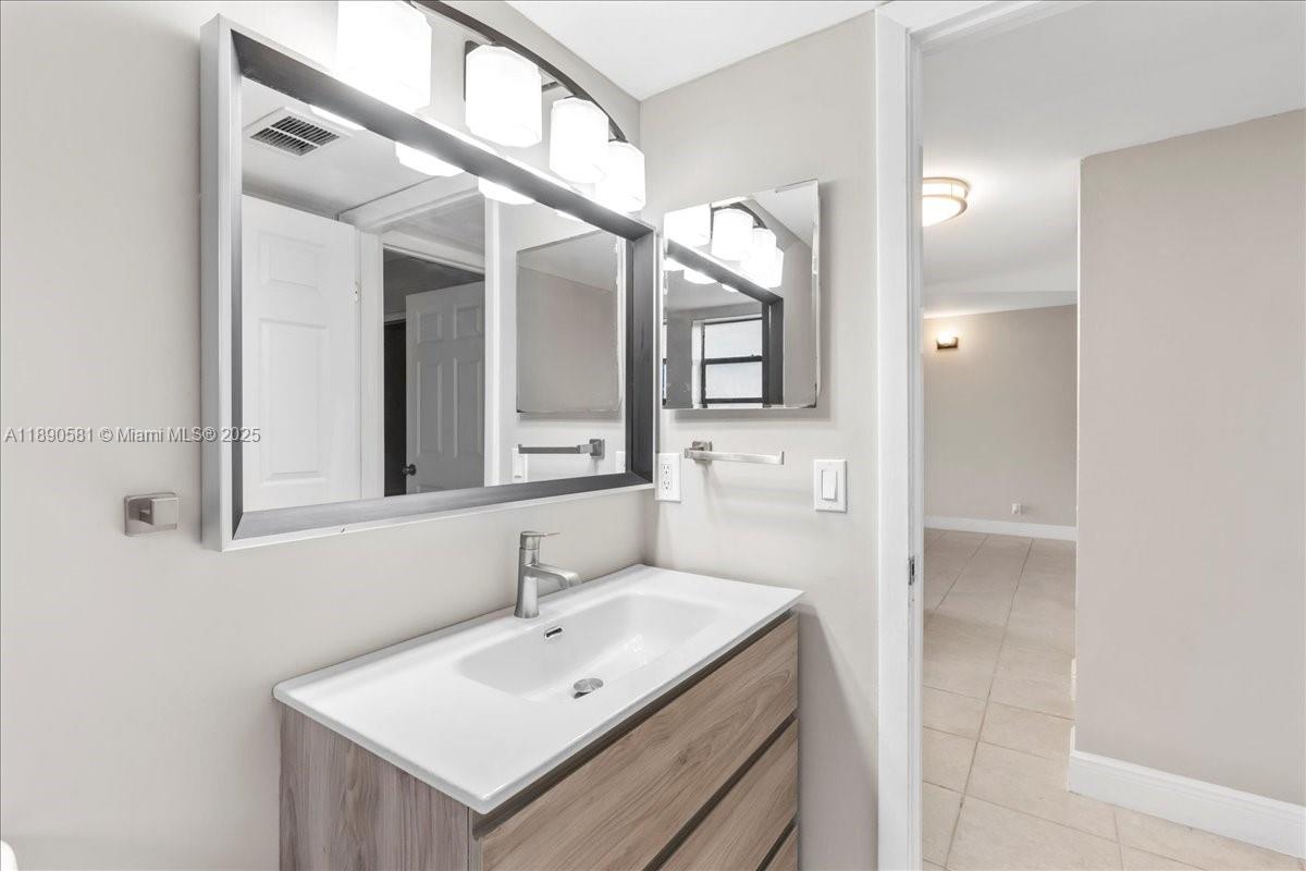 ISLAND CLUB CONDO - Residential