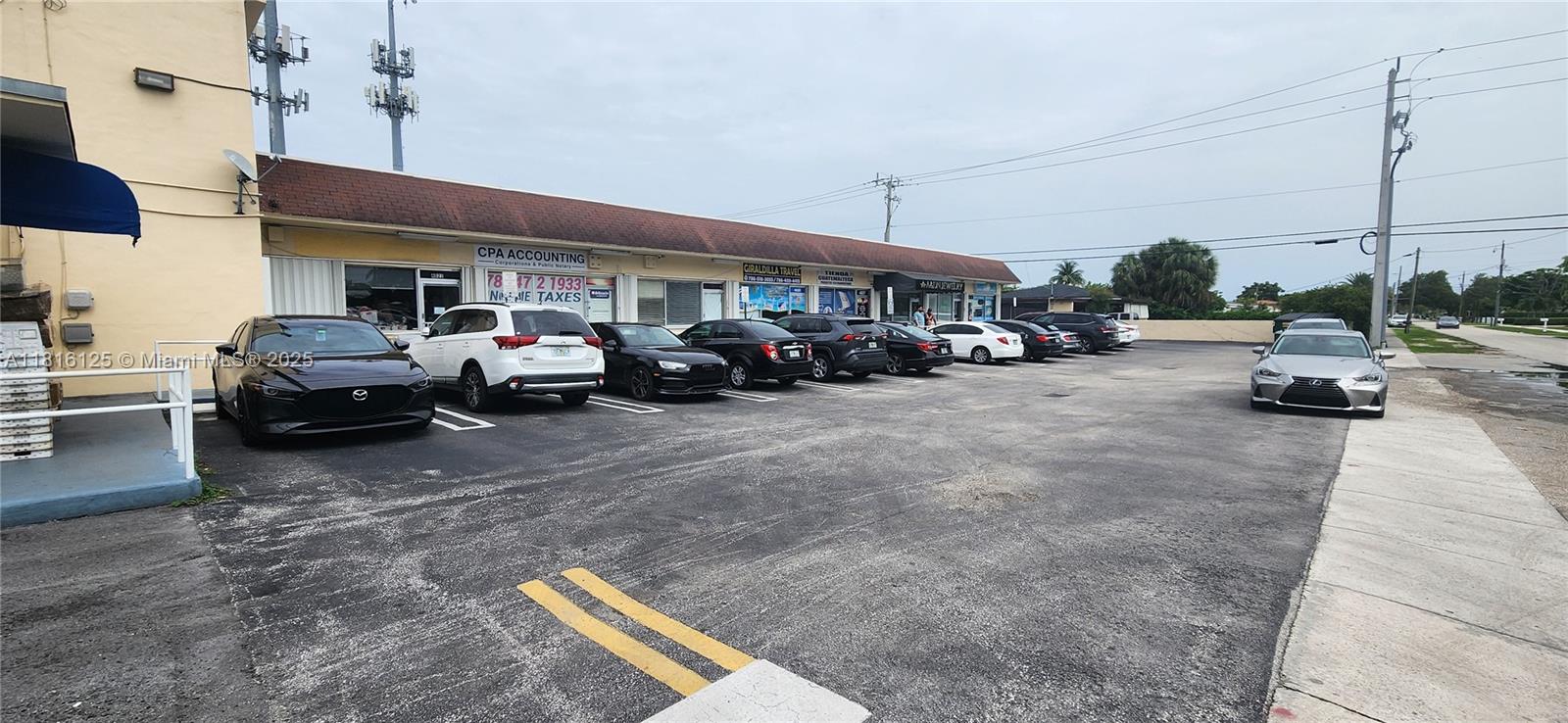 Great Retail Space ideal for service business.
Uses not permitted: Tax/Accounting, Jewelry, Envios a Cuba or pack and ship, Hair/Nail Salon, Mini Mart, Bait and Tackle