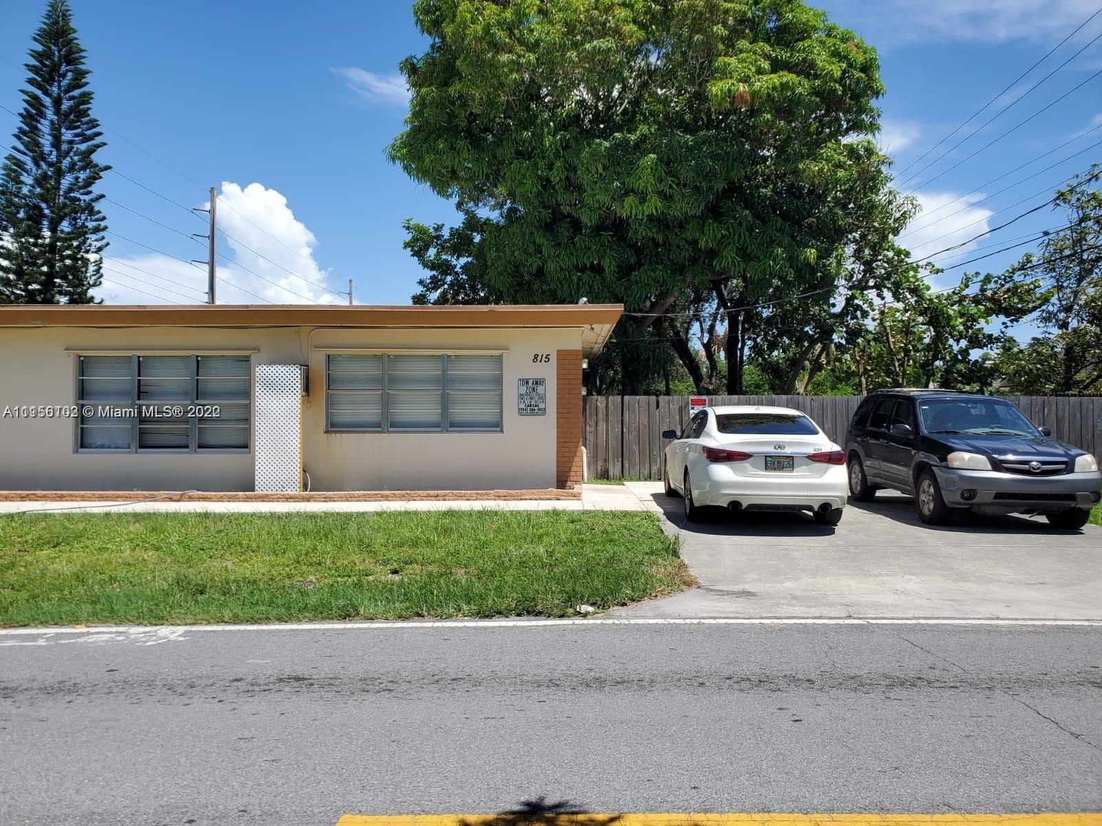 CLEAN 2 BEDROOM 1 BATHROOM DUPLEX WITH LARGE PRIVATE BACKYARD AND WASHER AND DRYER. VERY SPACIOUS WALL UNIT NO CENTRAL AC, TWO PARKING SPACES CORNER HOME. NO PETS FAST APPROVAL WITH BACKGROUND SCREENING.
