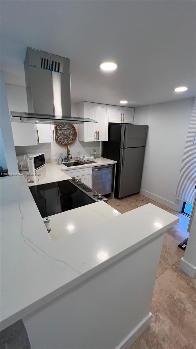 Beautiful recently Renovated, partial Furniture Included.. New Open Concept Kitchen with Quartz Countertop, New SS Appliances, low HOA fees, Pool, Gym, Club House, Extra Storage Include management office on site, all Inspections passed,,, Ready to move in, close to Publix, Aventura Mall, Cvs, Walgreens, 5 min to the Beach, golf course just in front,... amazing views...free community bus, and transportation around aventura,....