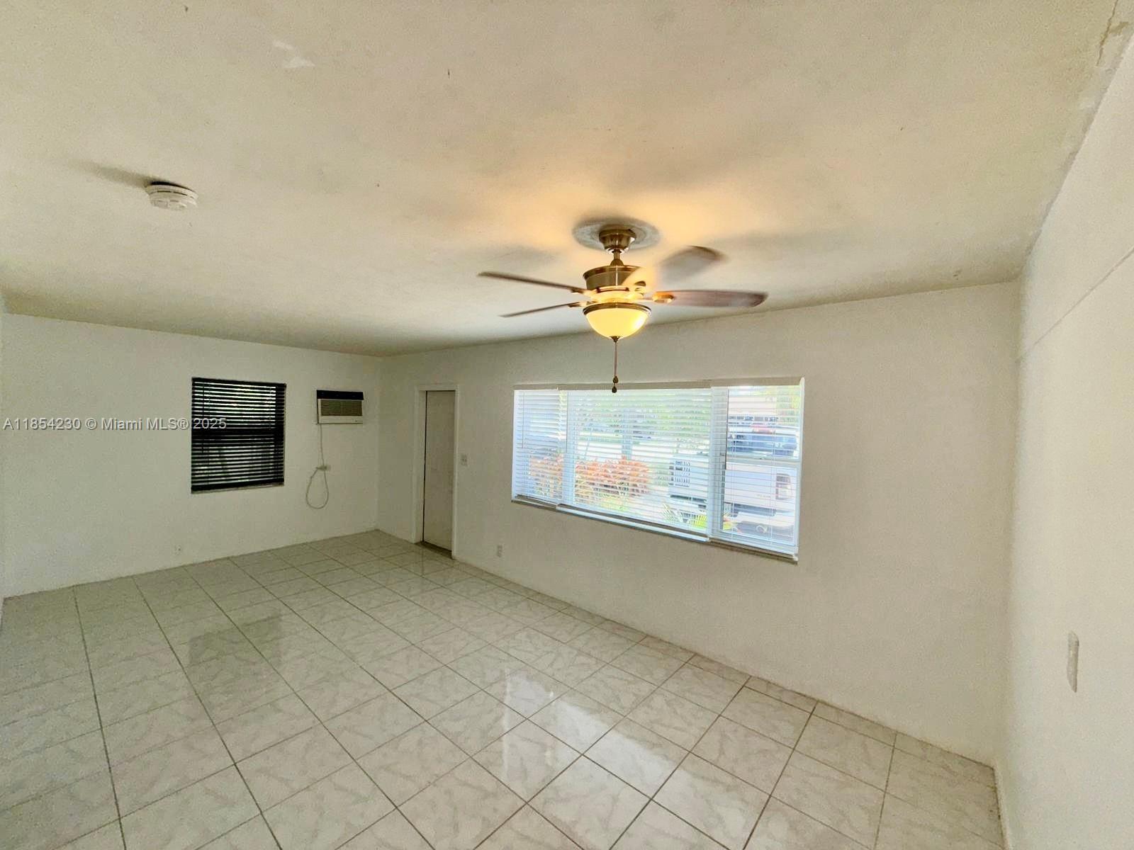 1 bedroom 1 bath. tile throughout, located near restaurants and shops, Ready for move in FAST approval.
Water included.