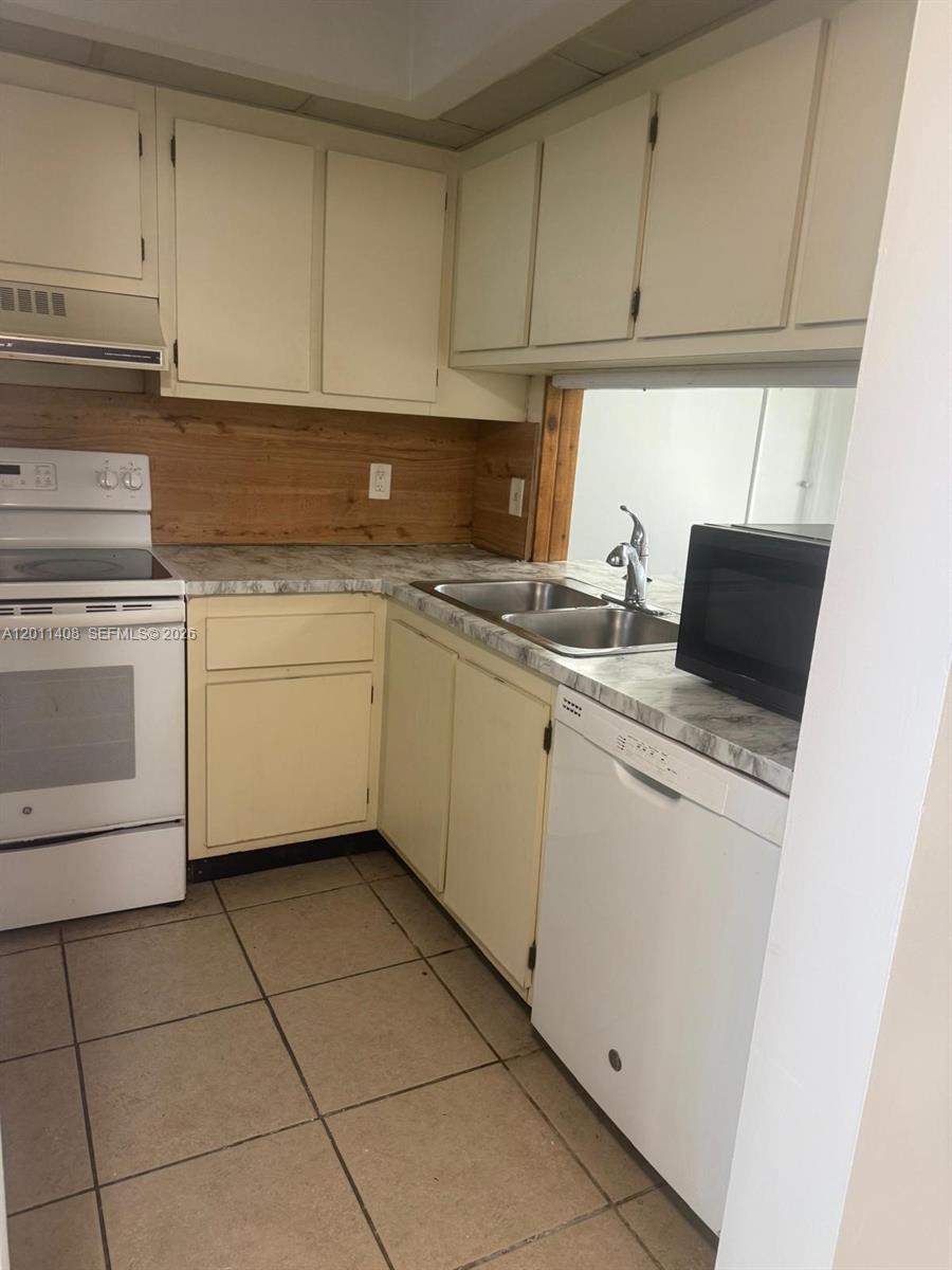 LAKE EMERALD CONDOMINIUM - Residential