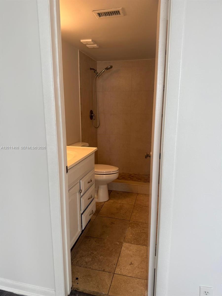 LAKE EMERALD CONDOMINIUM - Residential