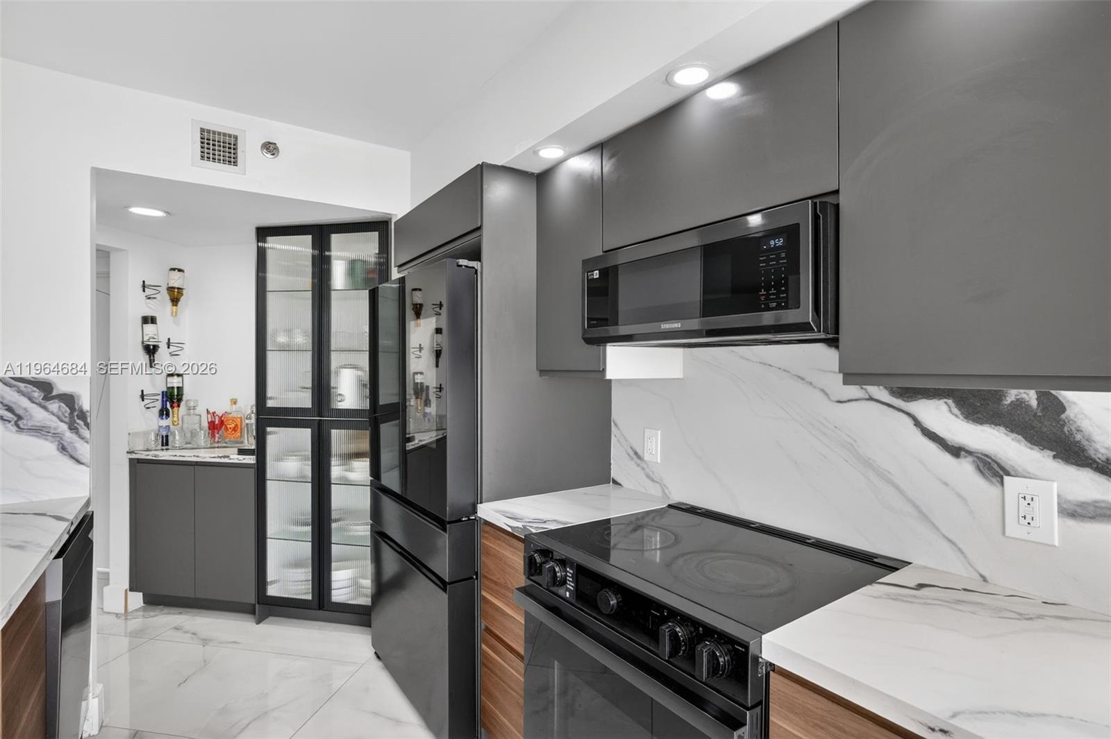 1000 Island Blvd 1710