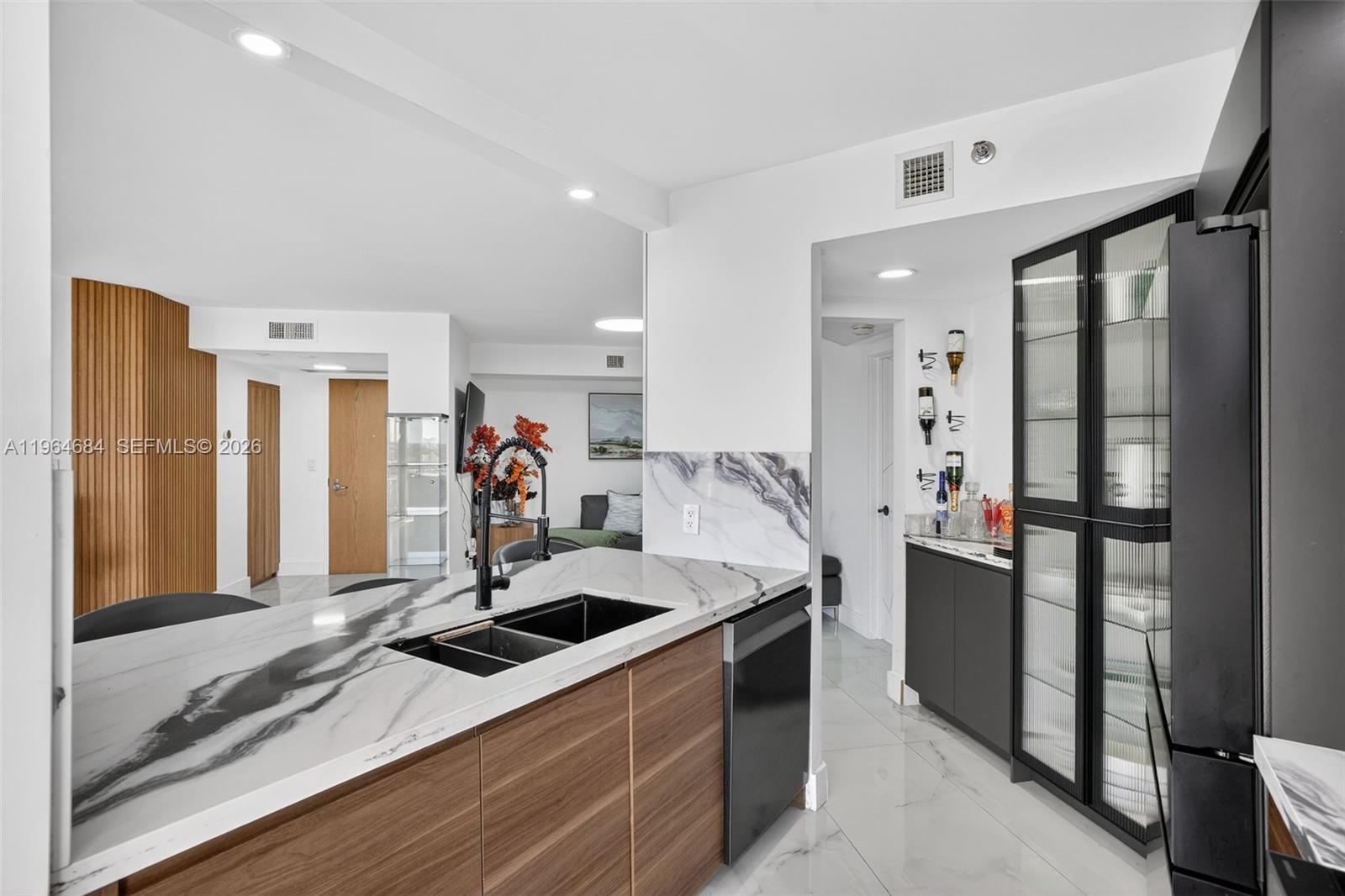 1000 Island Blvd 1710