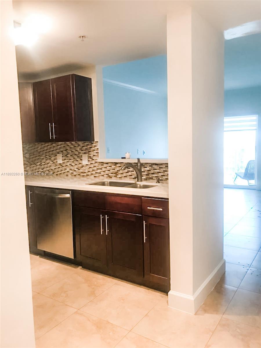 DOUGLAS GRAND CONDO - Residential Lease
