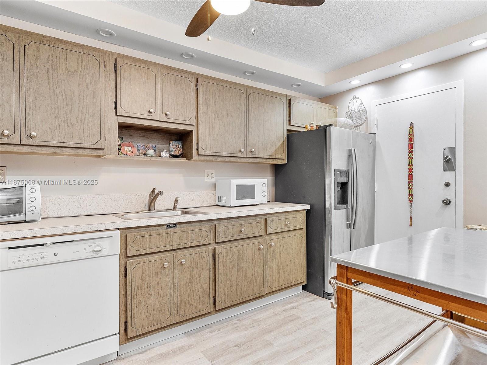 THREE HORIZONS NORTH COND - Residential