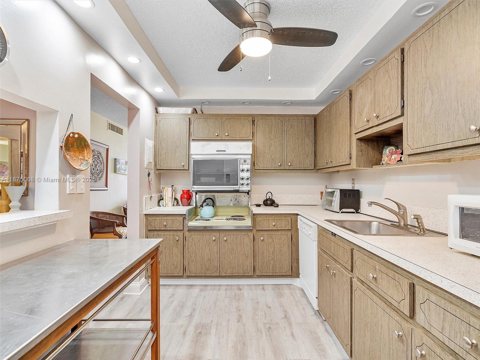 THREE HORIZONS NORTH COND - Residential