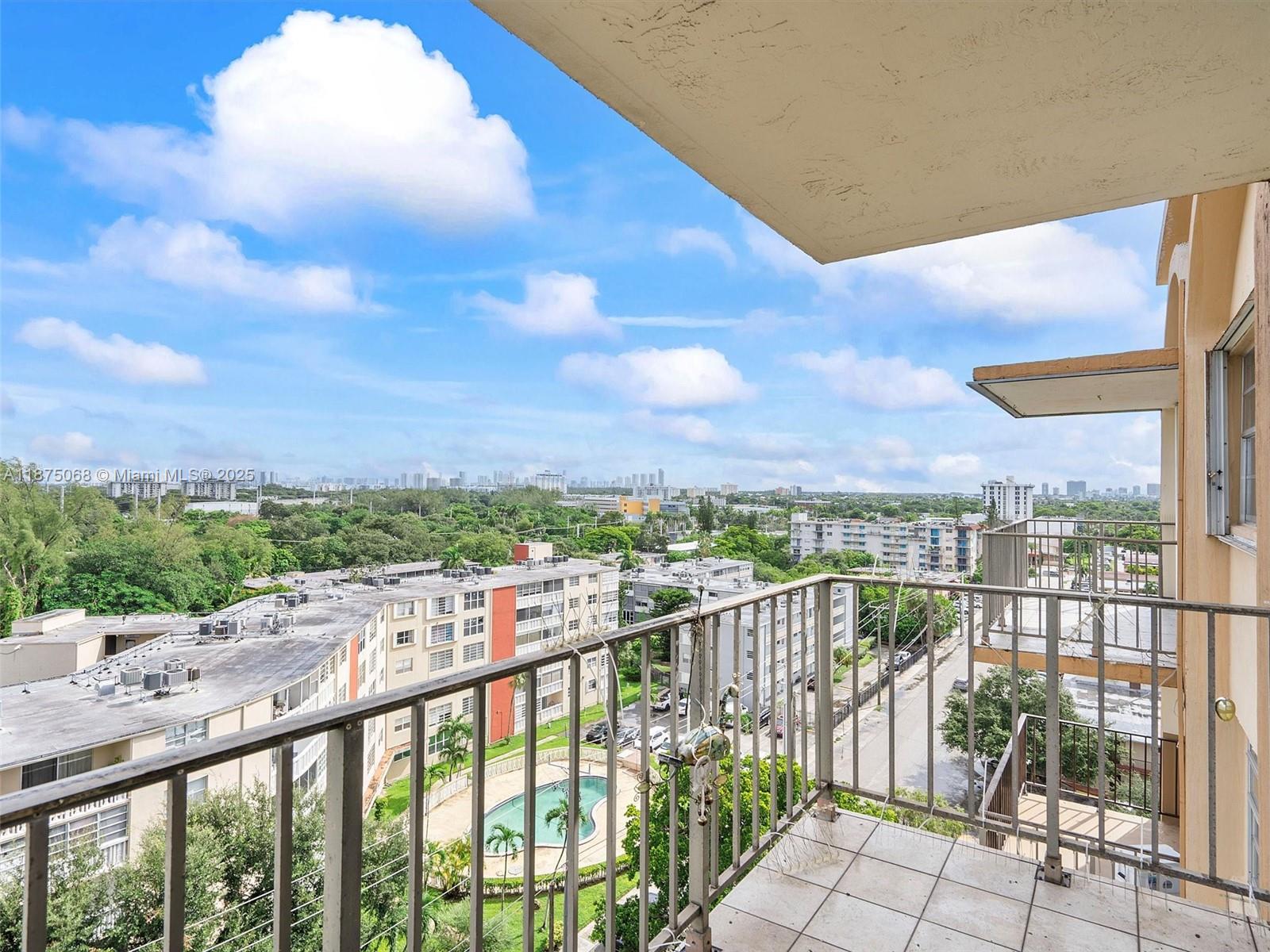 THREE HORIZONS NORTH COND - Residential