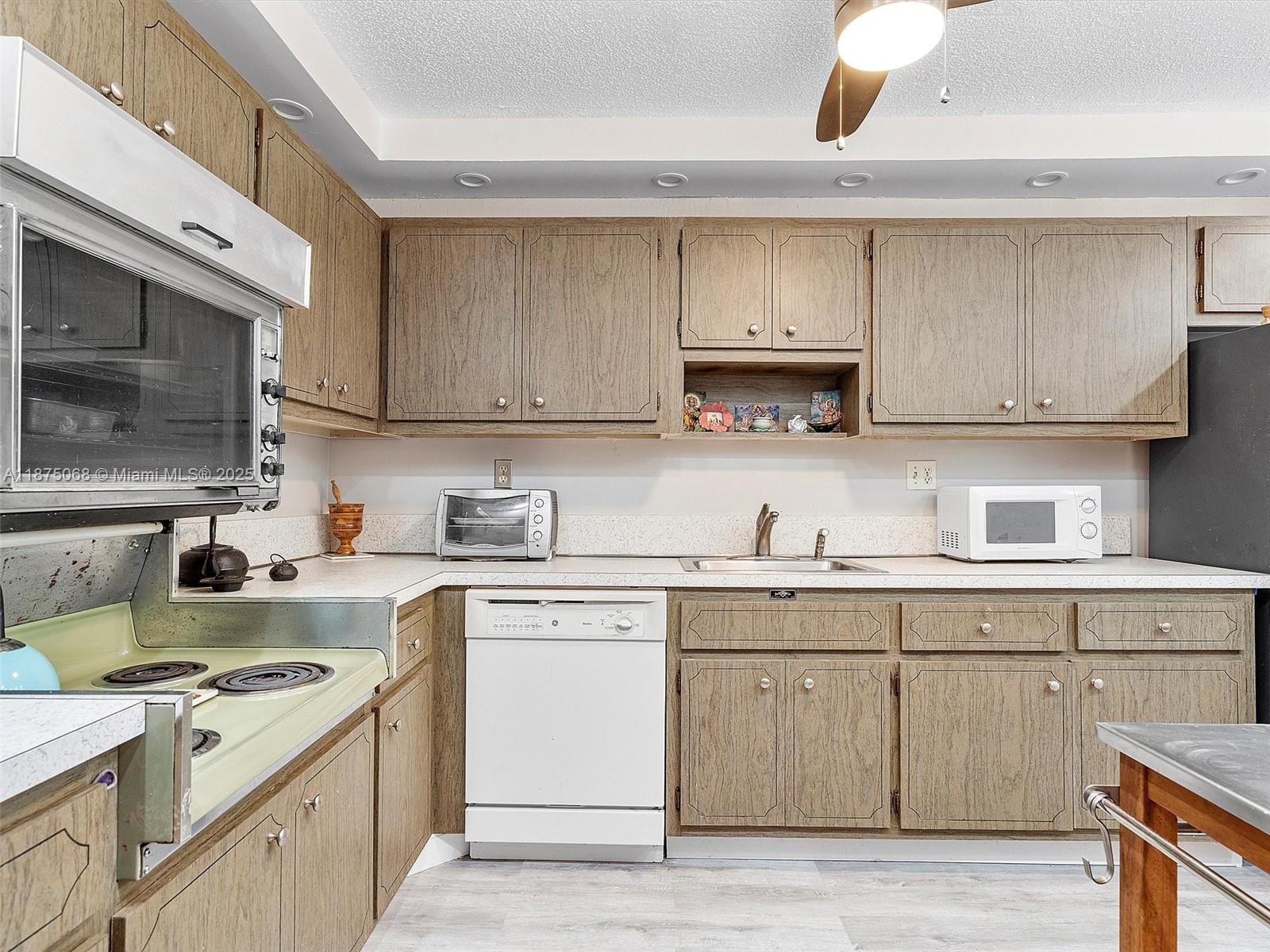 THREE HORIZONS NORTH COND - Residential