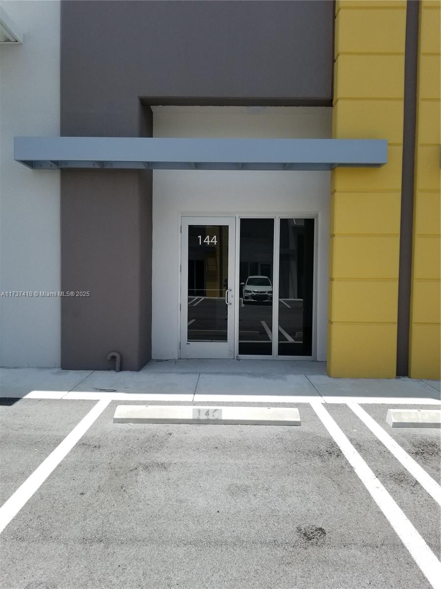 LOCATION, LOCATION, LOCATION!!! BRAND NEW WAREHOUSE .24 FEET HIGH. 1236 SQ FT. 2 OFFICE SPACE, ONE BATHROOM. IMPACT WINDOWS. STREET LEVEL. EXCELLENT LOCATION, NEAR TO DOLPHIN MALL, INTERNATIONAL MALL, JUST MINUTES TO THE AIRPORT AND MAJOR EXPRESSWAYS
