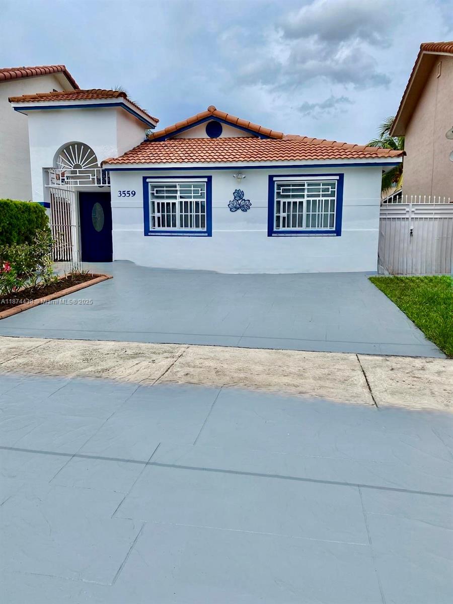 Charming, ready to move in, one story, 3 bedroom, 2 bathrooms, single family home. House features an open floorplan with living / dining room, updated kitchen with granite countertops, and appliances, and a large family room. All bathrooms have been modernized. The extra large master bedroom has beautiful laminate wood flooring, a large master bath with dual sinks, and a big walk- in closet. Backyard features a grand covered screened in patio perfect for entertaining or relaxing. Home is centrally located next to shopping, dining , & great schools.