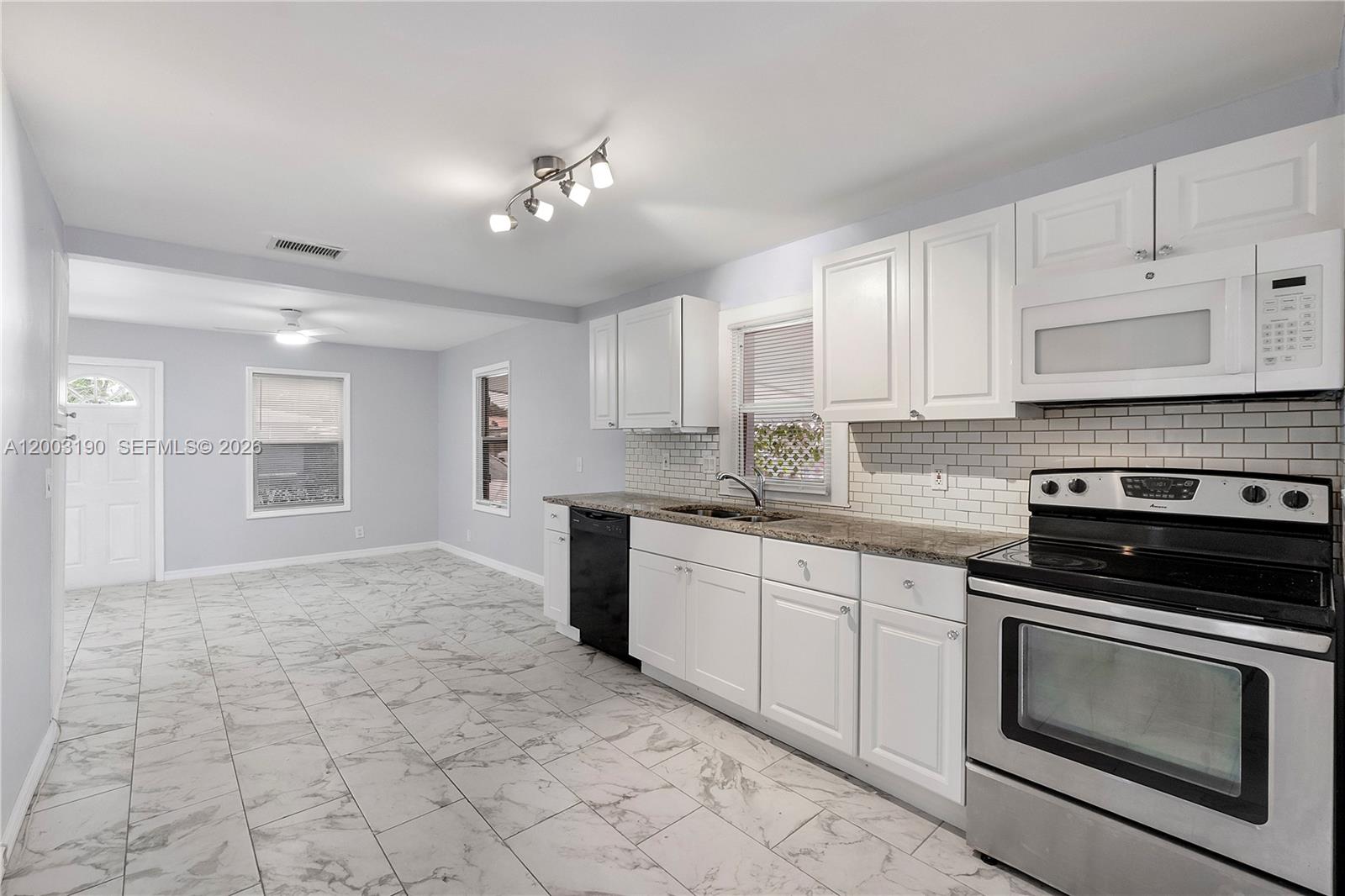 OAKLAND PARK SECOND ADD - Residential Lease