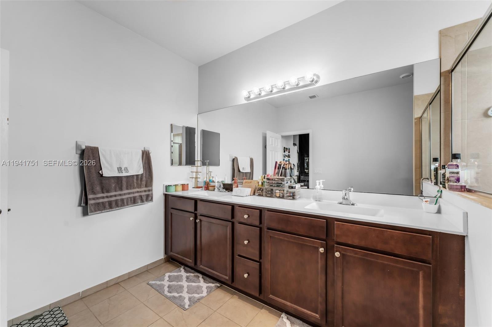 BAYWINDS OF GALAPAGOS FIR - Residential