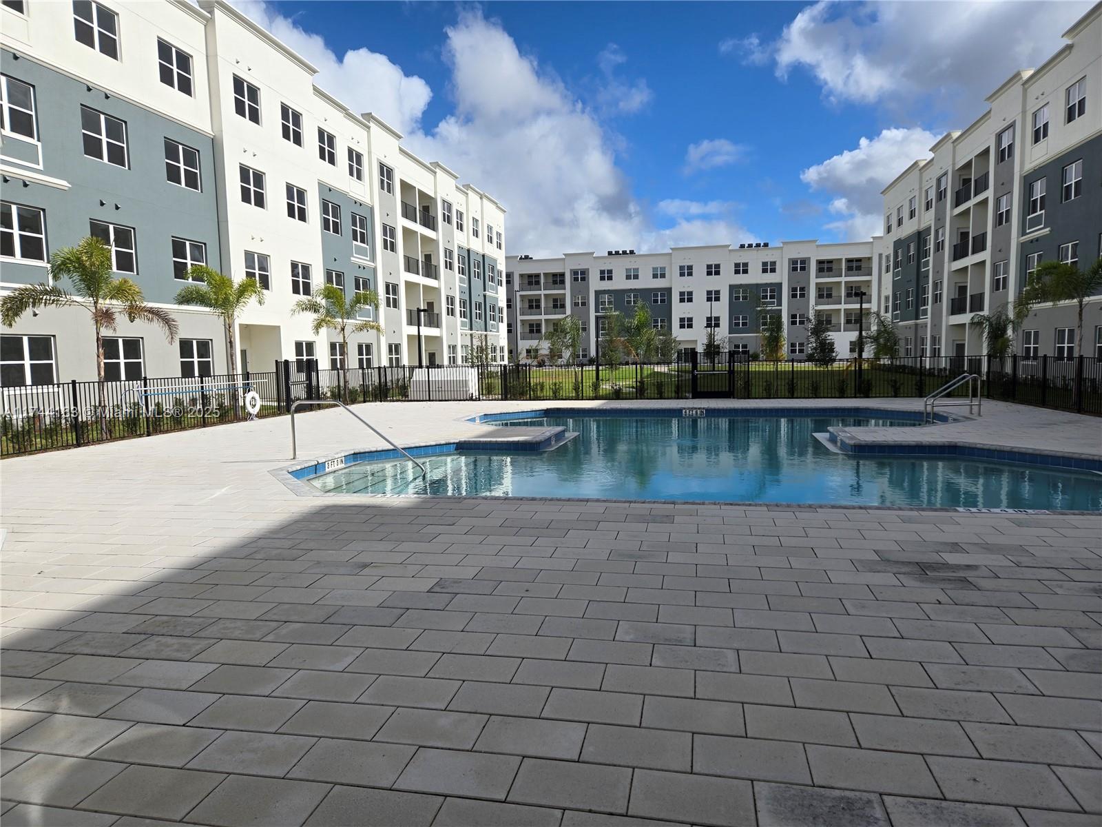 AMAZING BRAND NEW 1 BED + DEN /1 BATH CONDO @ SANDLAKE STATION! CONCRETE BUILDING, HIGH CEILINGS, MODERN KITCHEN WITH
GRANITE COUNTERTOPS AND STAINLESS-STEEL APPLIANCES. LUXURY VYNIL & TILE FLOORING. XL WASHER/DRYER. ENJOY AMENITIES
SUCHAS CLUBHOUSE, FITNESS CENTER, POOL & SUNDECKÜ! PET FRIENDLY!! GREAT LOCATION IN ORLANDO CLOSE TO FLORIDA MALL! RIGHT
ACROSS THE STREET FROM THE SUNRAIL STATION. MANY SHOPS & RESTAURANTS CLOSEBY
