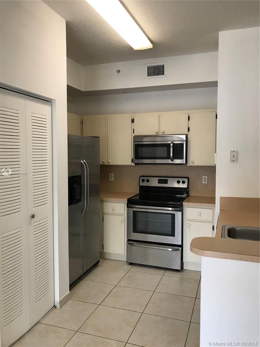 Palm Garden at Doral 2 beds, 2 baths, tile throughout, great community with Pool, gym and Club house, close to major highways, walking distance to great schools, shopping center, ready to move in!!