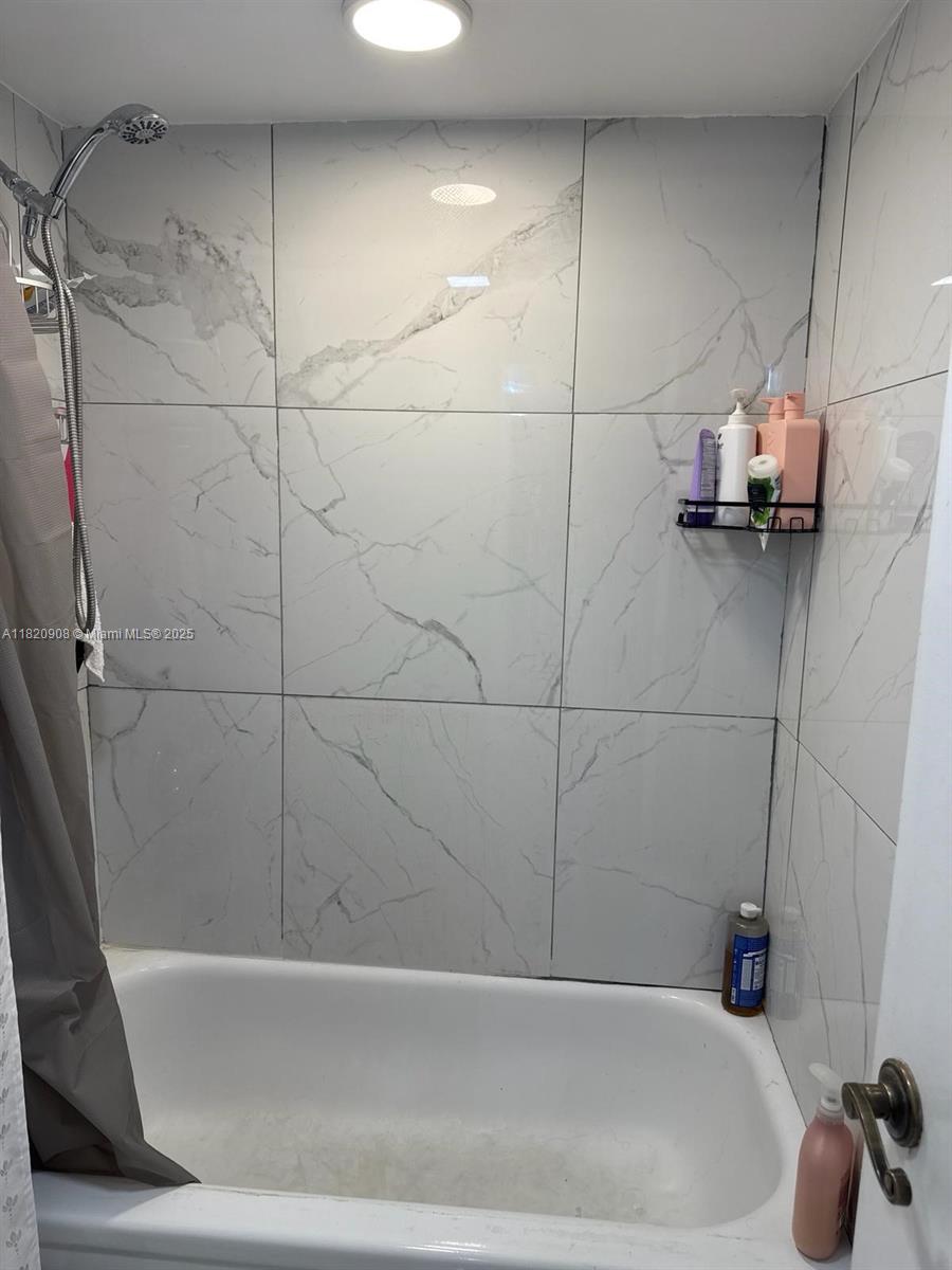 LAGO DEL REY CONDO - Residential