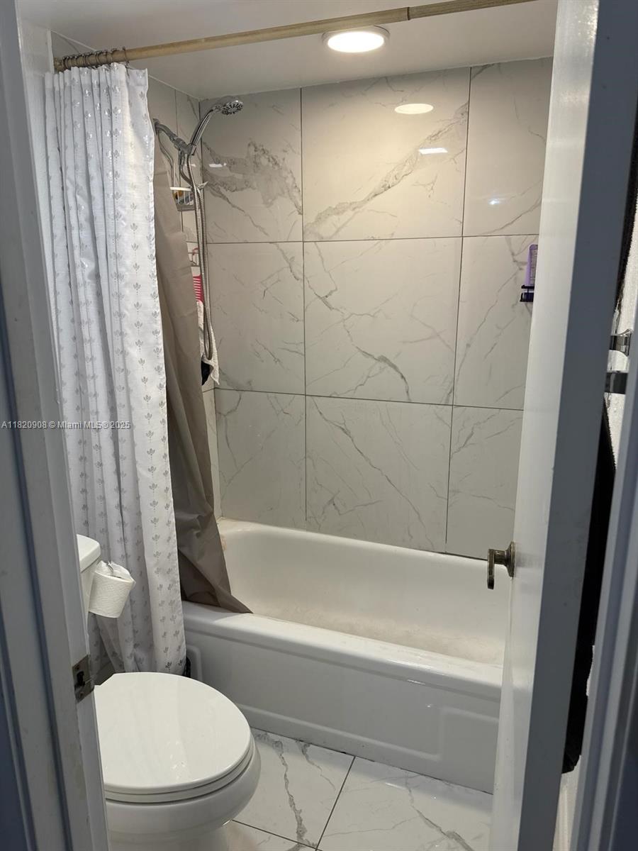 LAGO DEL REY CONDO - Residential