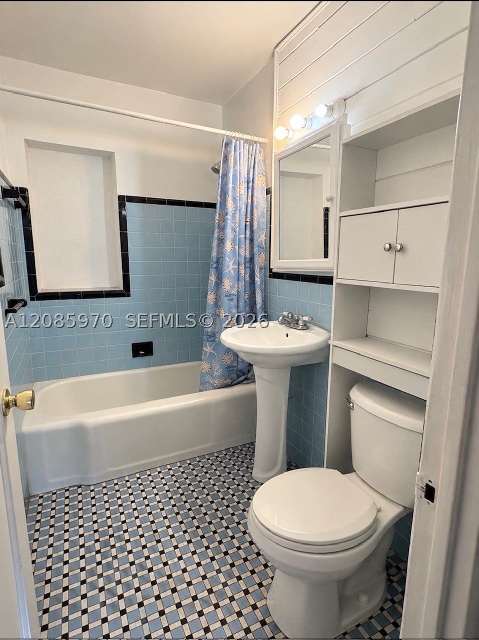 View photos, virtual tours, details... 1010 E 8th Ct